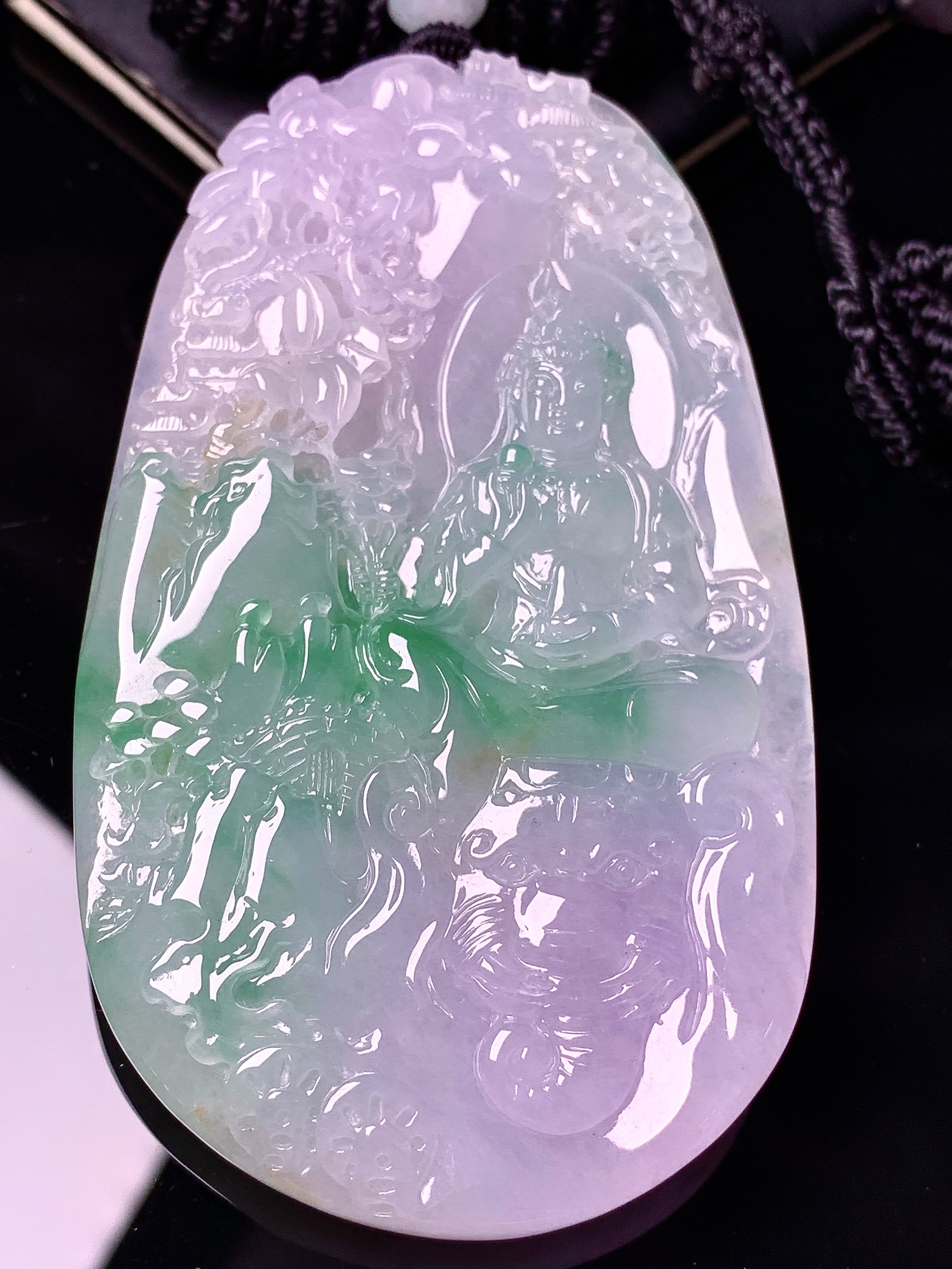 淡紫罗兰飘绿观音菩萨吊坠 玉质细腻 色泽艳丽清新 水润亮眼 整体尺寸83*47.2*8.2 w1