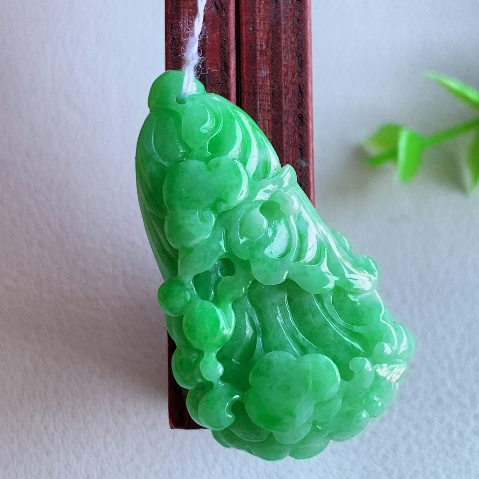 冰润满绿白菜吊坠  玉质细腻，巧雕白菜，叶脉纹理细密，饱和紧密;茎叶粗壮有力，白菜”音通“百财”，“玉”通“遇”，合起来就是“遇百财”之意，寄予事业生活中财源广进，一帆风顺 W415.9 尺寸：36.6-21-10.8mm