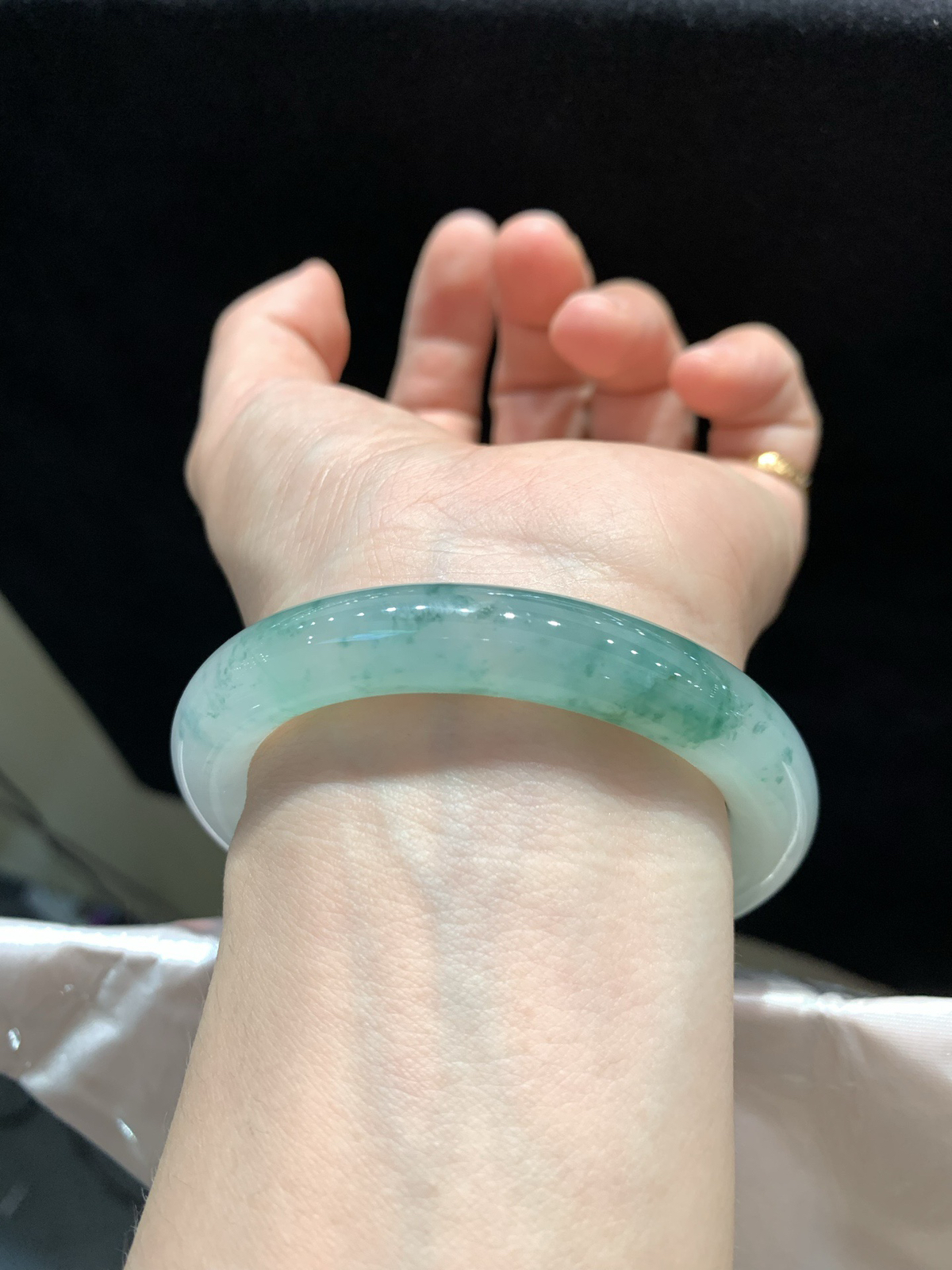 尺寸54.1/10.4，冰飘花圆条手镯
水润细腻 清新甜美