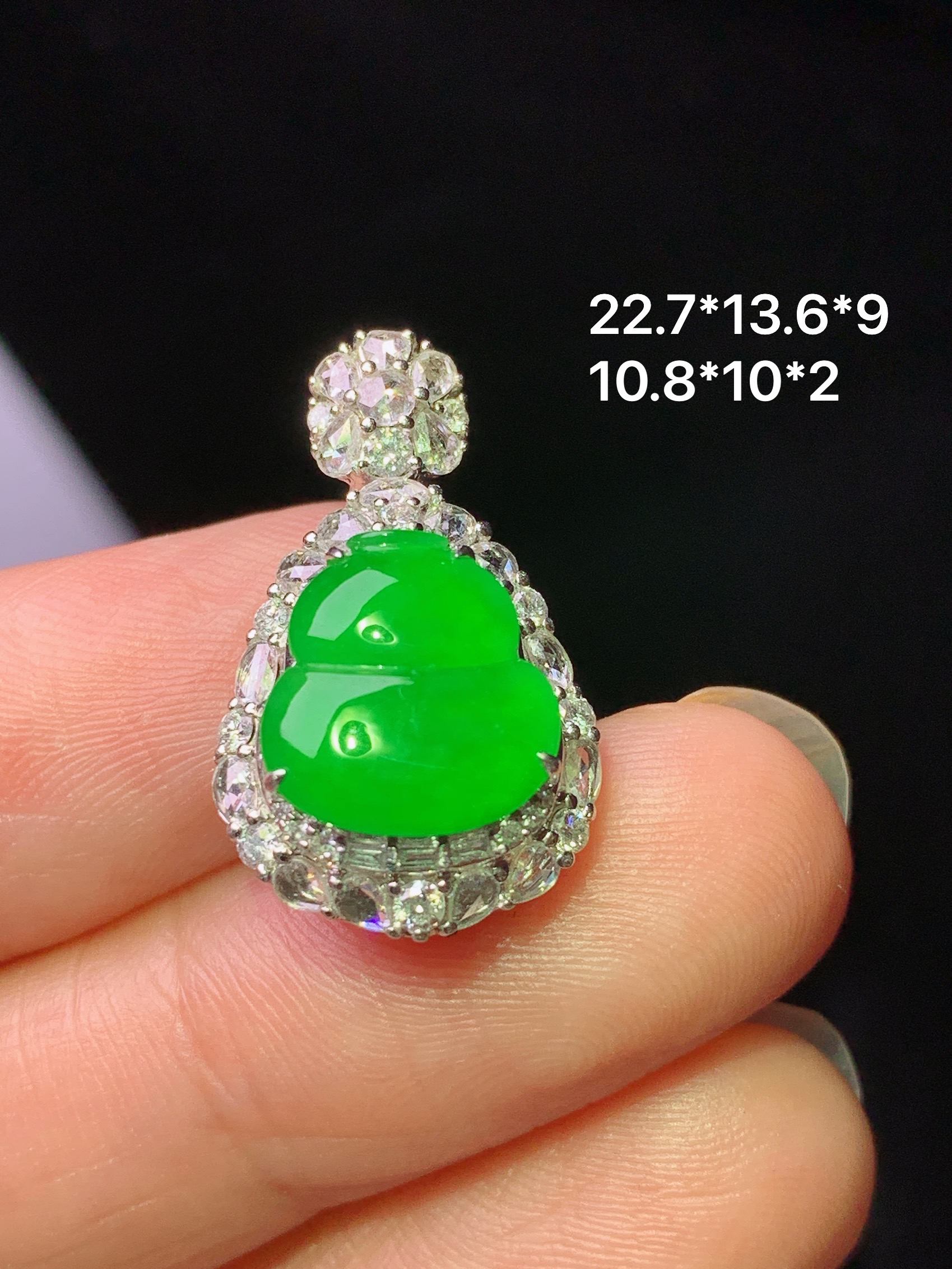 18k金钻镶嵌冰阳绿葫芦吊坠 玉质细腻 色泽艳丽清新 水润亮眼 整体尺寸22.7*13.6*9 m7