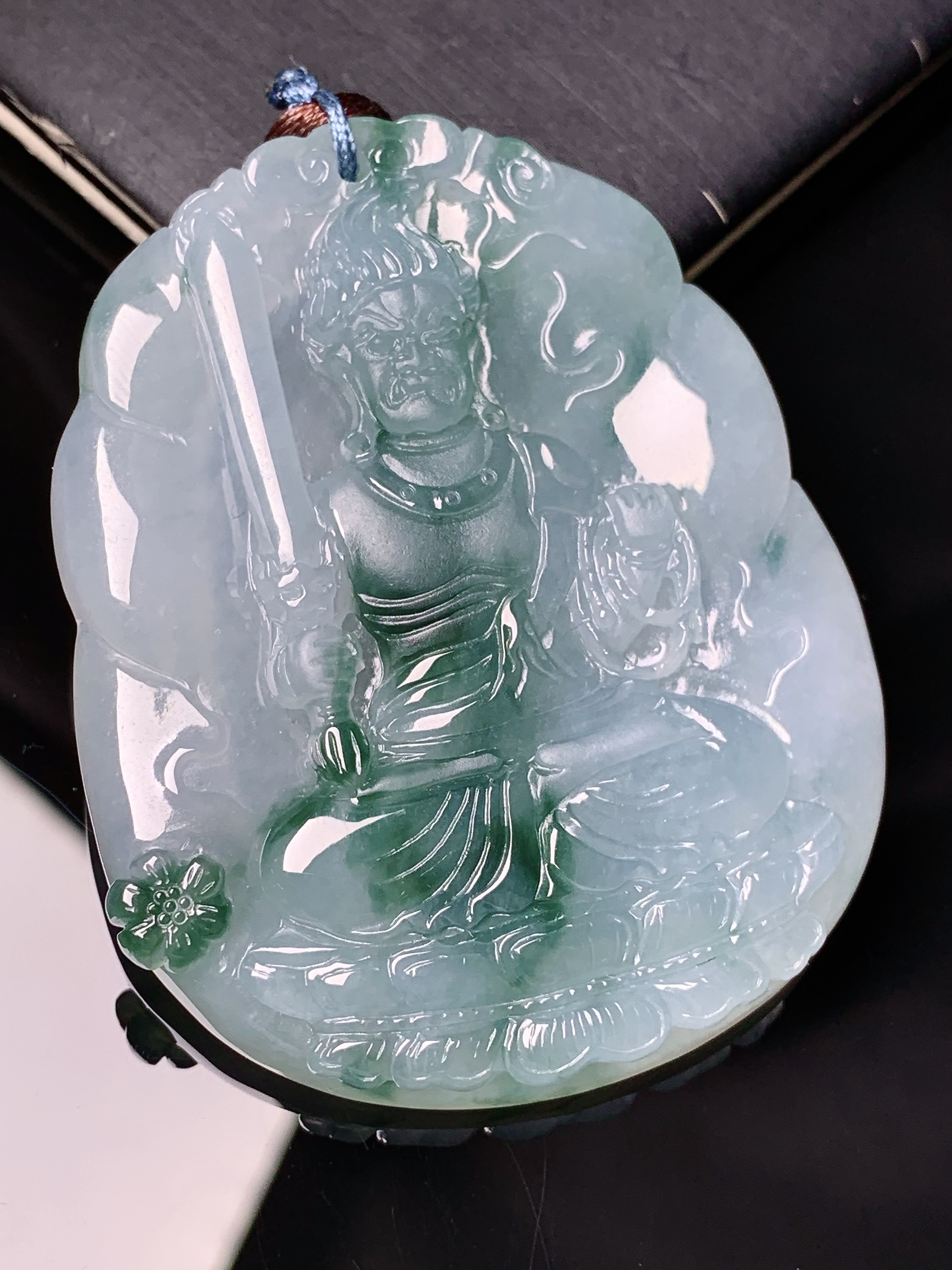 飘绿不动明王吊坠 玉质细腻 色泽艳丽清新 水润亮眼 整体尺寸55*43.8*6.5 b2