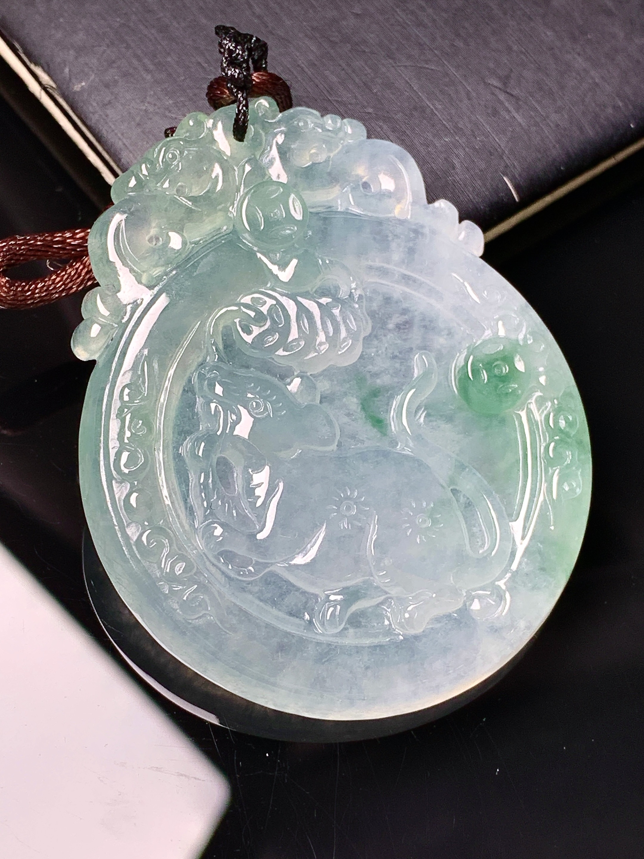 飘绿生肖鼠吊坠 玉质细腻 色泽艳丽清新 水润亮眼 整体尺寸49.8*40.2*5.5 b2