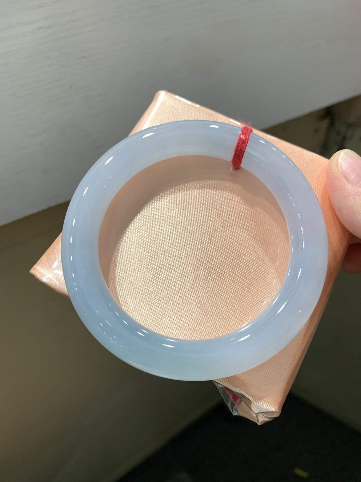 尺寸56.8/10.9，冰圆条手镯
水润细腻 清新甜美
