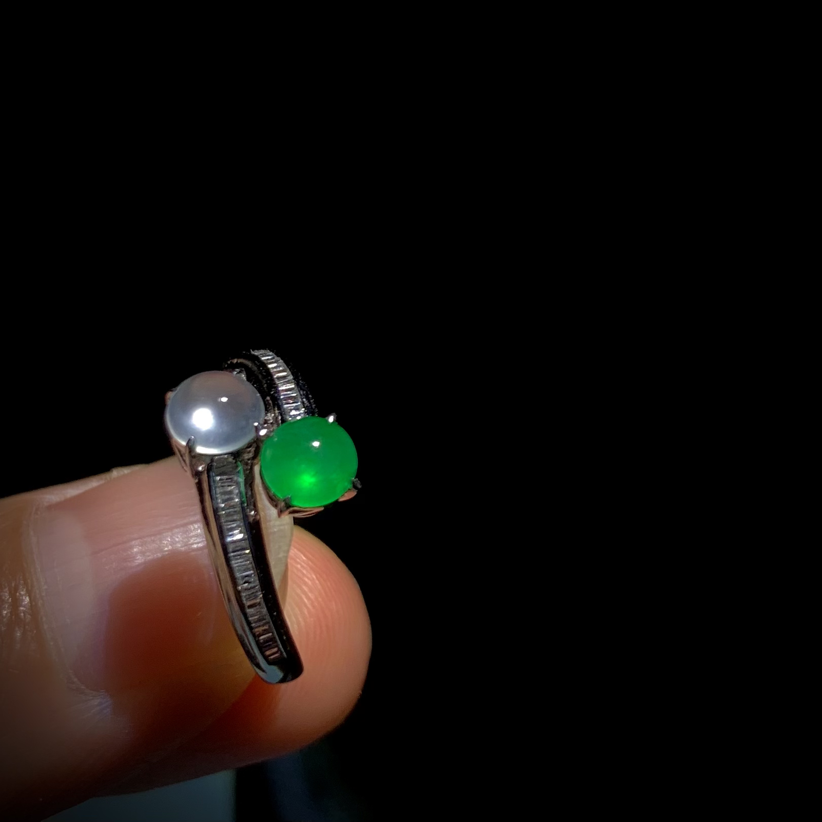 【双向奔赴·双拼女款戒指】
白蛋裸石约5-5-2.5mm，
绿蛋裸石约5-4.8-2.5mm，
14#，18K金，南非钻，3.67g，
