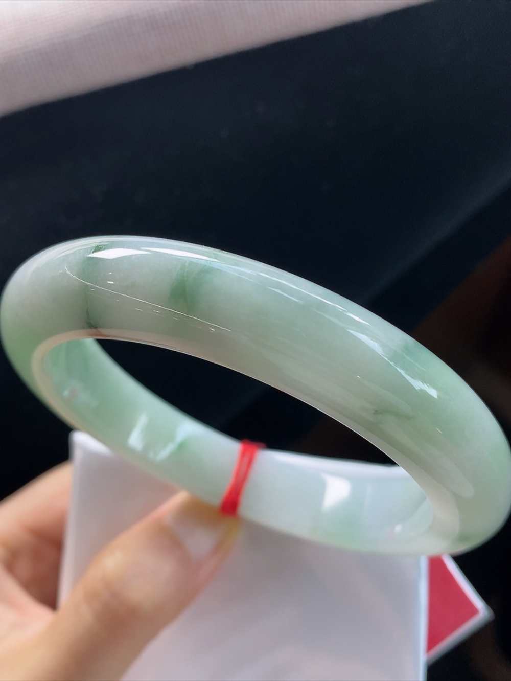正圈底色飘花手镯，圈口尺寸60.7-12.6-9.9mm,10.10yb