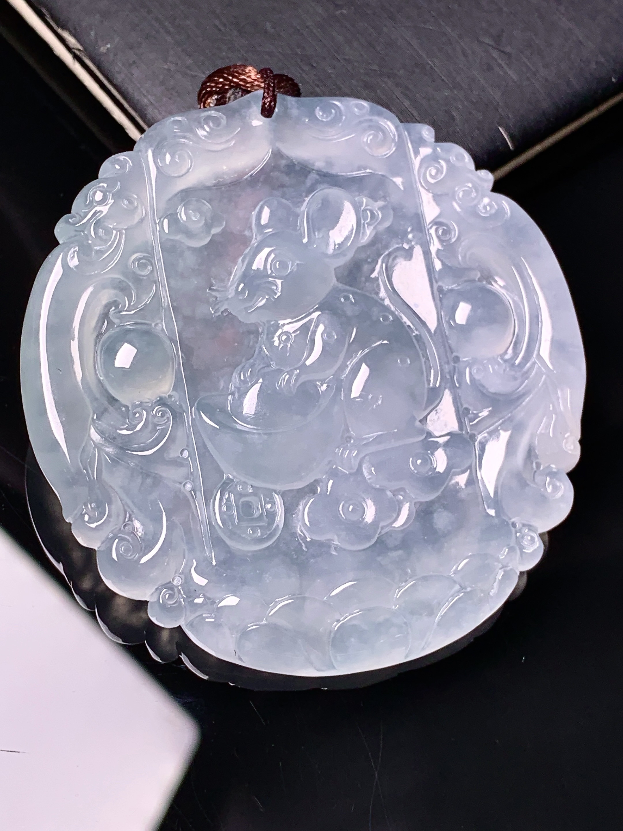 冰种生肖鼠吊坠 玉质细腻 色泽艳丽清新 水润亮眼 整体尺寸49.6*47*5.5 b2
