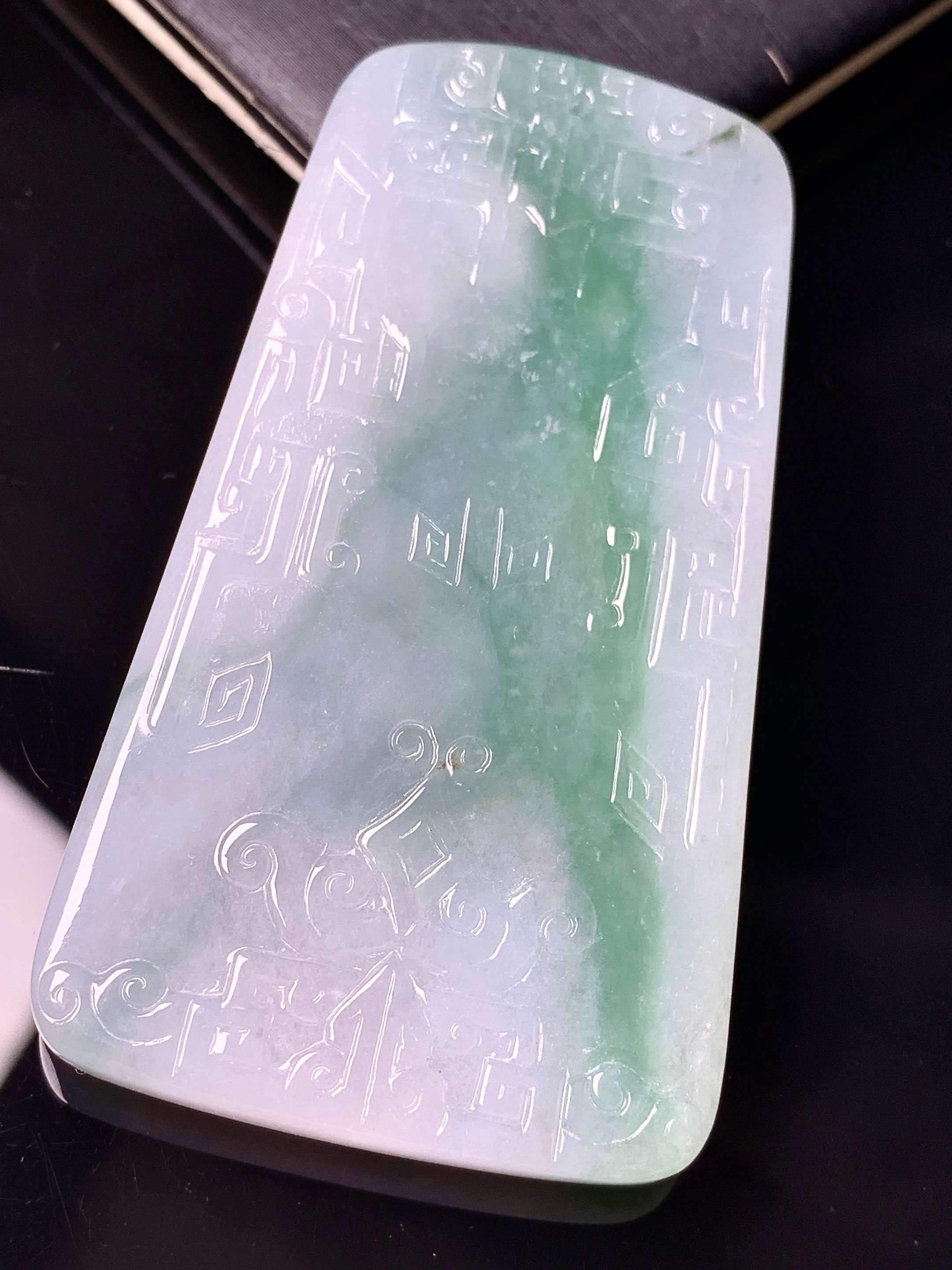 飘绿无事牌吊坠 玉质细腻 色泽艳丽清新 水润亮眼 整体尺寸60.7*34.2*5.8 d1