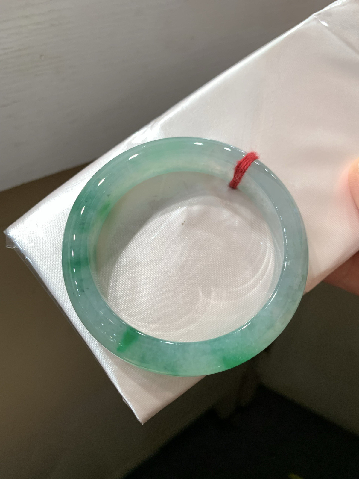 尺寸54.9/12.5/8.7，冰飘绿手镯
水润细腻 清新甜美