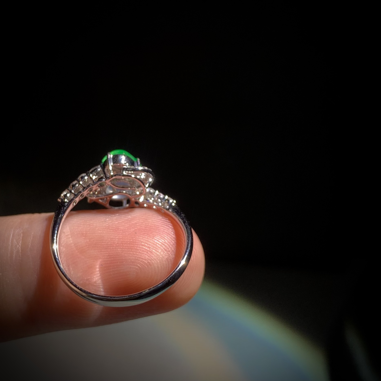 【白日星辉·白绿双拼戒指】，
白裸石约5-4.5-2.5mm，
绿裸石约5.5-3.5-2.5mm，
18K金，南非钻，14#，2.46g
