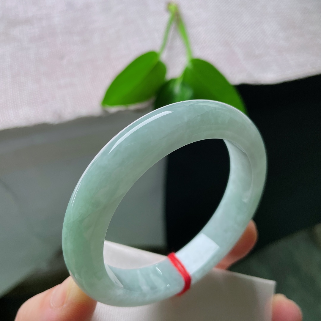 54/11.9/8.6/蓝底正圈，一点皮纹，清透冰晴底色，如静水含烟，自带清雅空灵的氛围感。ss59465a