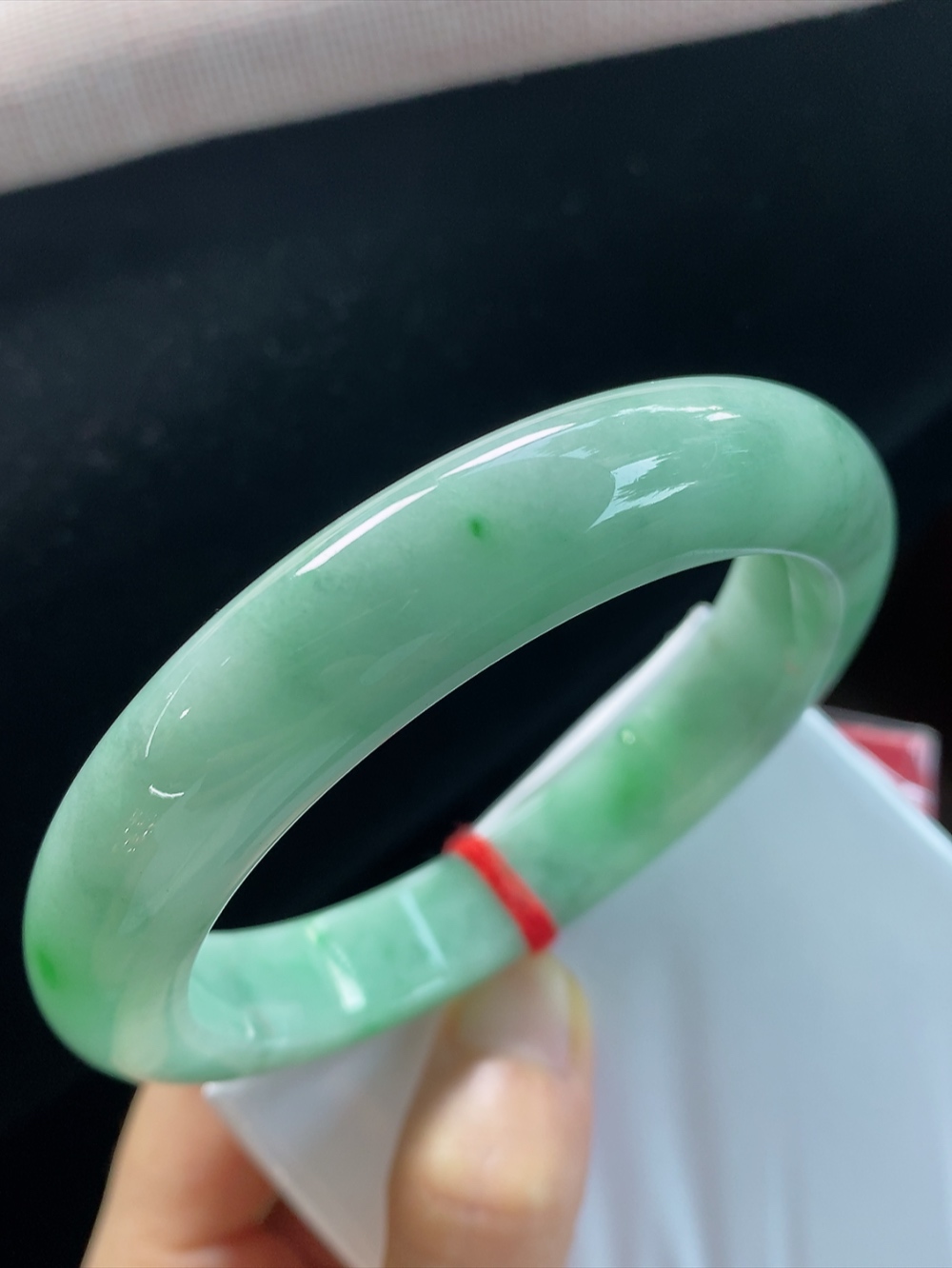 正圈绿底飘花手镯，圈口尺寸59.6-12.6-10.6mm,10.10yb