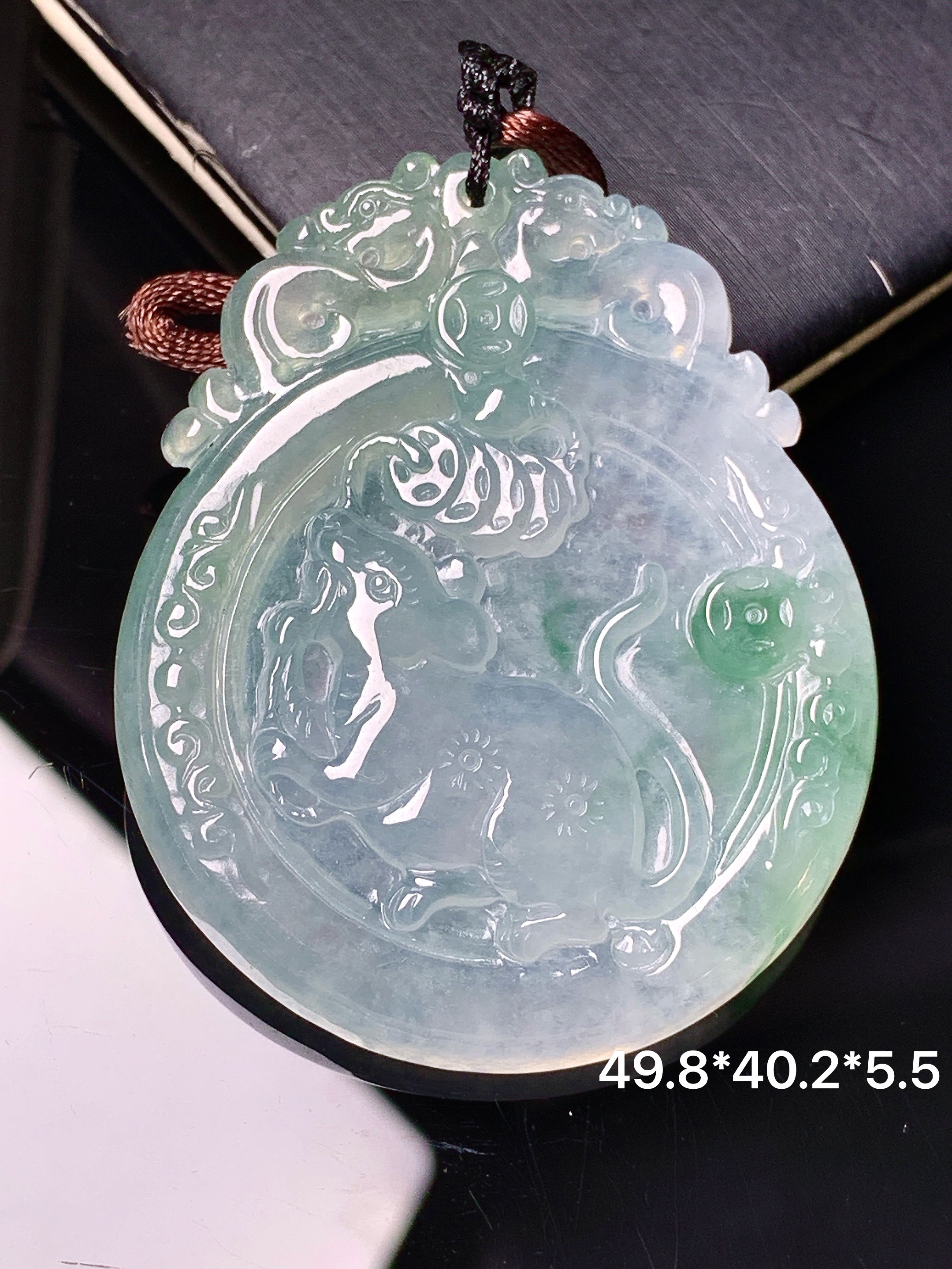 飘绿生肖鼠吊坠 玉质细腻 色泽艳丽清新 水润亮眼 整体尺寸49.8*40.2*5.5 b2