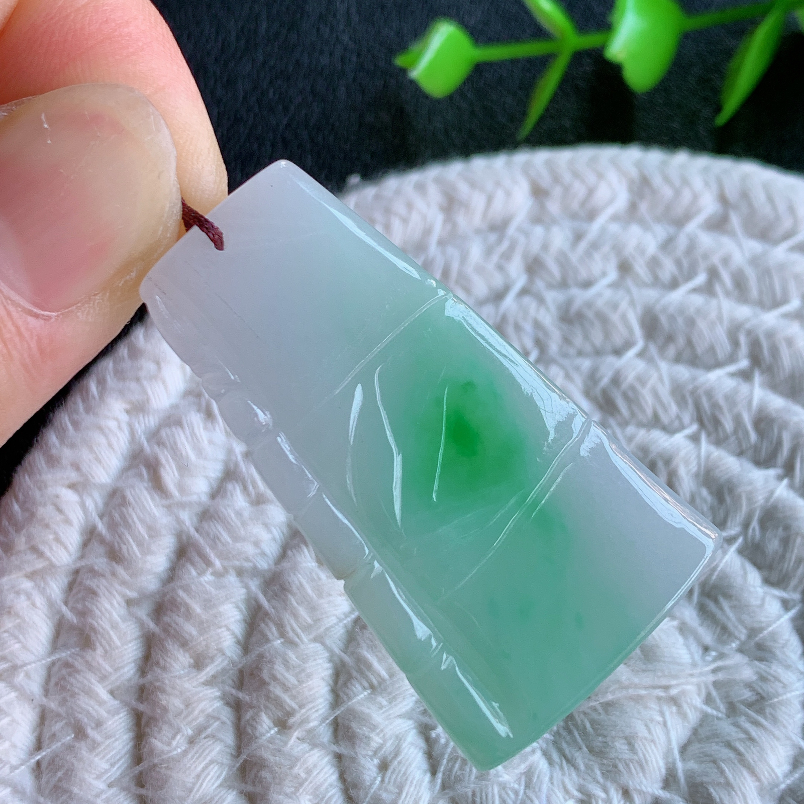 冰润飘绿竹节翡翠吊坠，寓意“节节高升，官运亨通，前程似锦”竹节比喻美好品德，君子比德于玉，清秀高雅  W415.9 尺寸：43.3-24.5-4.2mm