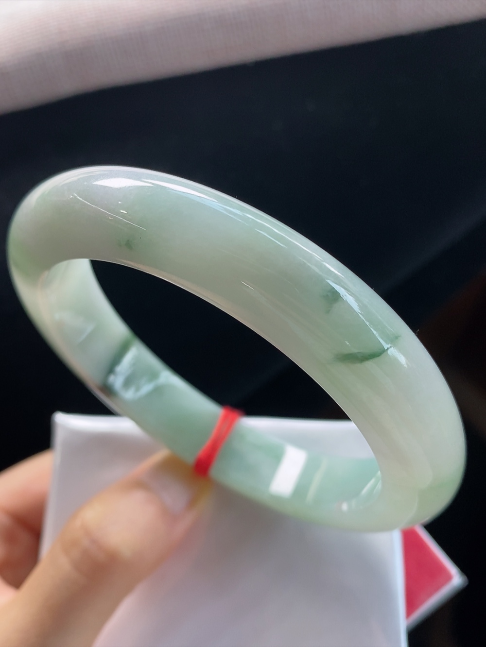 正圈底色飘花手镯，圈口尺寸60.7-12.6-9.9mm,10.10yb