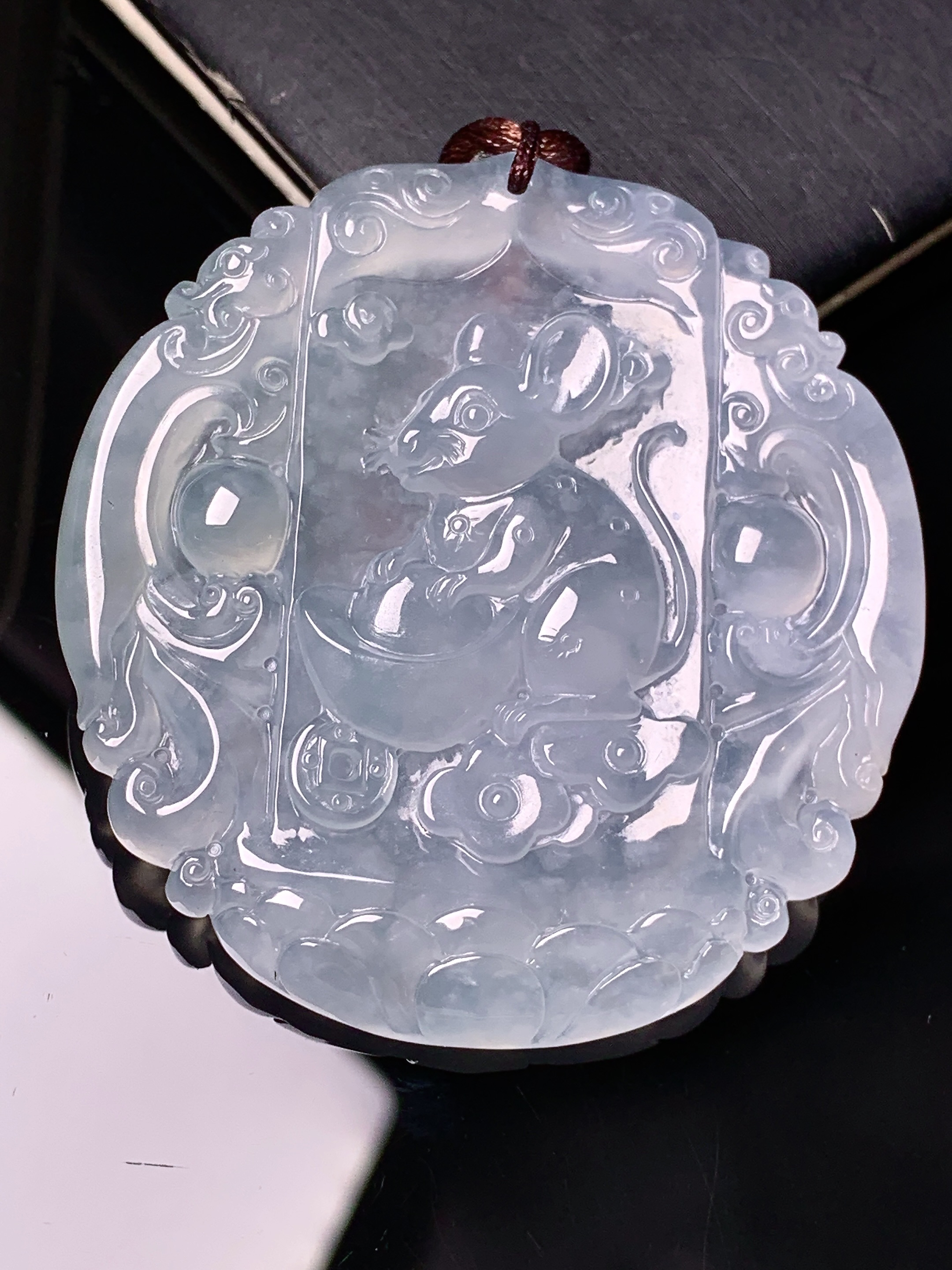 冰种生肖鼠吊坠 玉质细腻 色泽艳丽清新 水润亮眼 整体尺寸49.6*47*5.5 b2