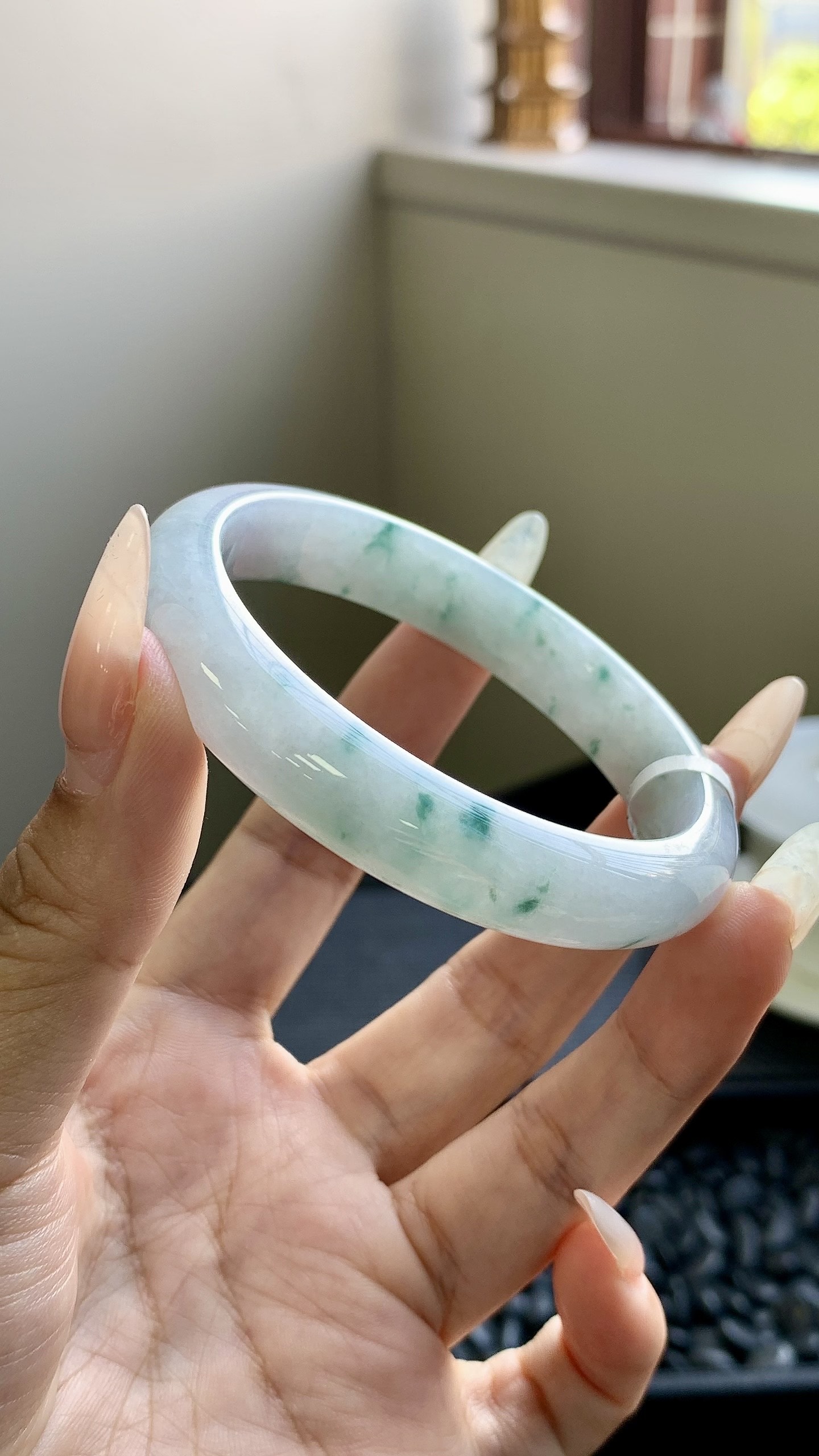 晴底飘花正圈手镯成品（微瑕）HYY-9870 尺寸：55-11-7