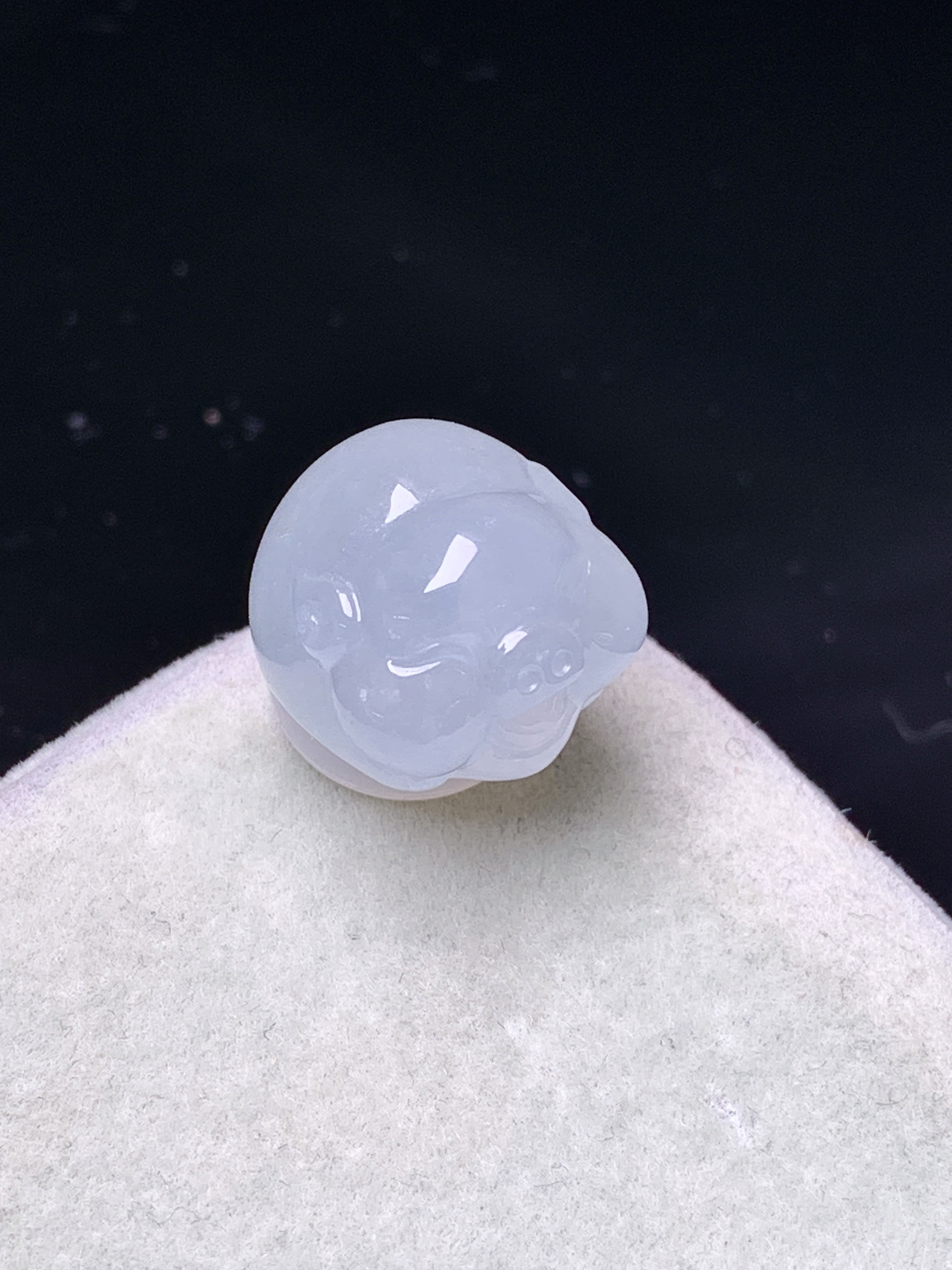 冰种生肖猪吊坠 玉质细腻 色泽艳丽清新 水润亮眼 整体尺寸13.6*12.5*11.5 z2