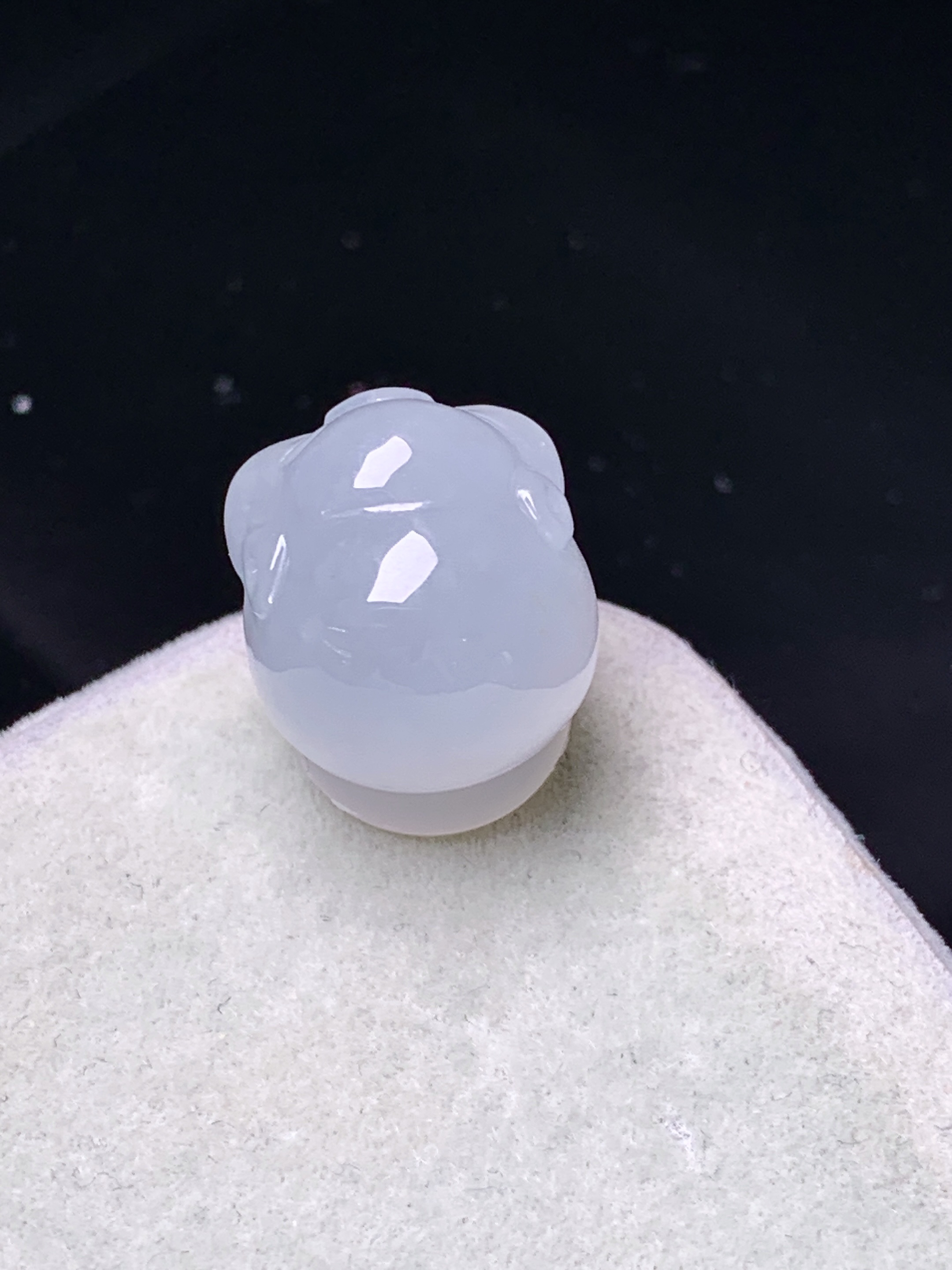 冰种生肖猪吊坠 玉质细腻 色泽艳丽清新 水润亮眼 整体尺寸13.6*12.5*11.5 z2