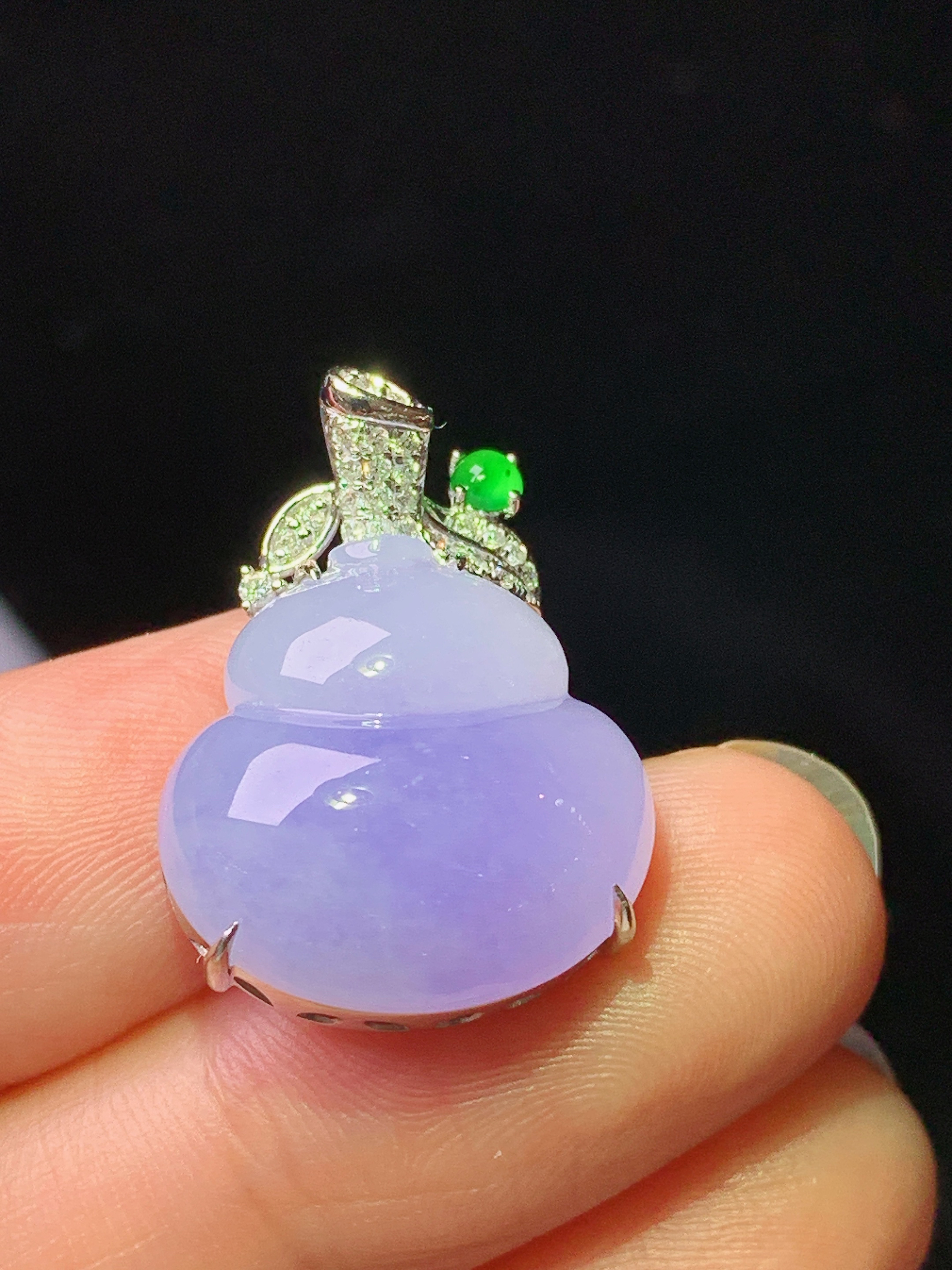 18k金钻镶嵌紫罗兰葫芦吊坠 玉质细腻 色泽艳丽清新 水润亮眼 整体尺寸23.2*17*9 h6