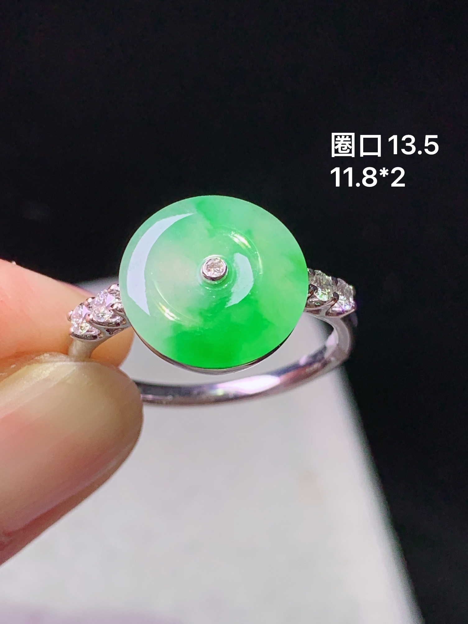 18k金钻镶嵌飘绿平安扣戒指 玉质细腻 色泽艳丽清新 水润亮眼 圈口13.5 整体尺寸11.8*2 m7