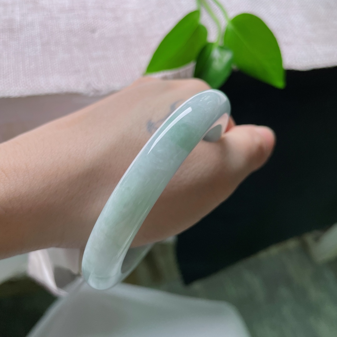 57.6/10.4/9.3，飘花正圈，竖纹，玉质细腻柔和，飘花随性自然不拥挤，清清爽爽，简约耐看，日常佩戴低调大方。ss59442a