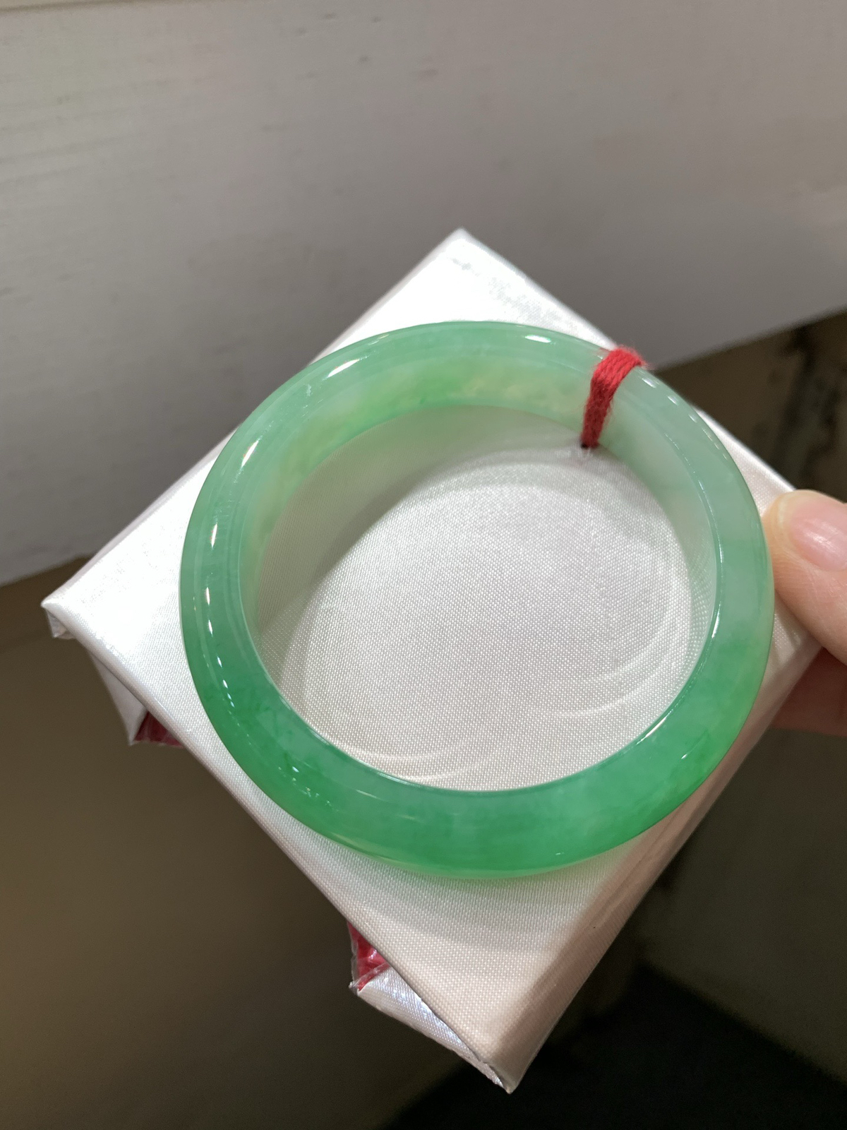 尺寸54.9/12.6/8.2，带色手镯
水润细腻 有种有色