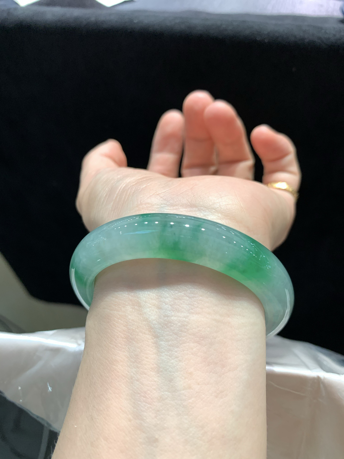 尺寸54.9/12.5/8.7，冰飘绿手镯
水润细腻 清新甜美
