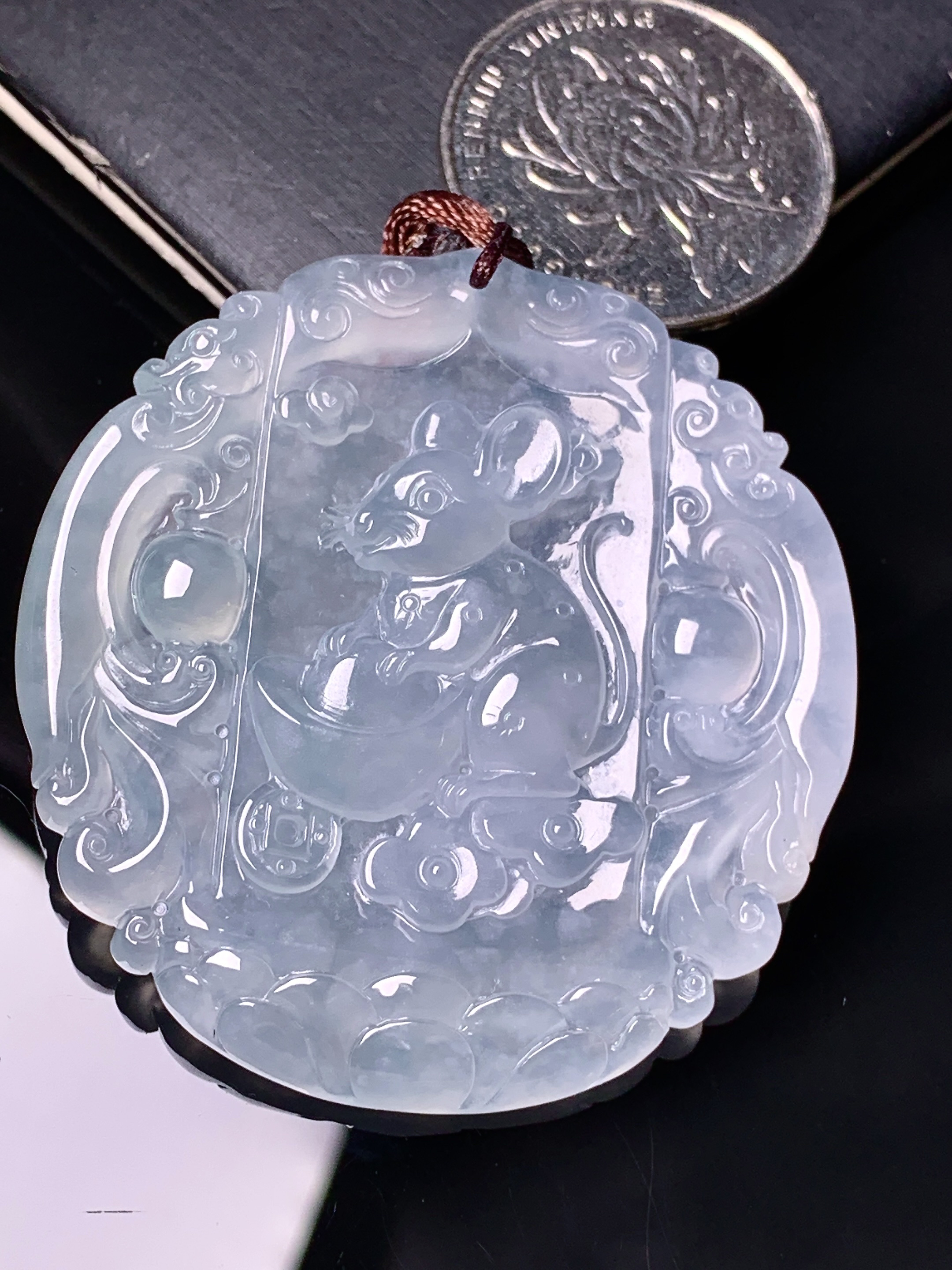 冰种生肖鼠吊坠 玉质细腻 色泽艳丽清新 水润亮眼 整体尺寸49.6*47*5.5 b2