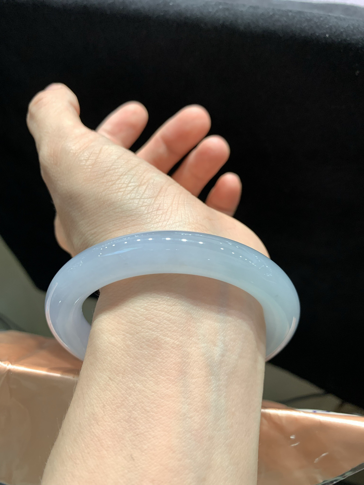 尺寸56.8/10.9，冰圆条手镯
水润细腻 清新甜美