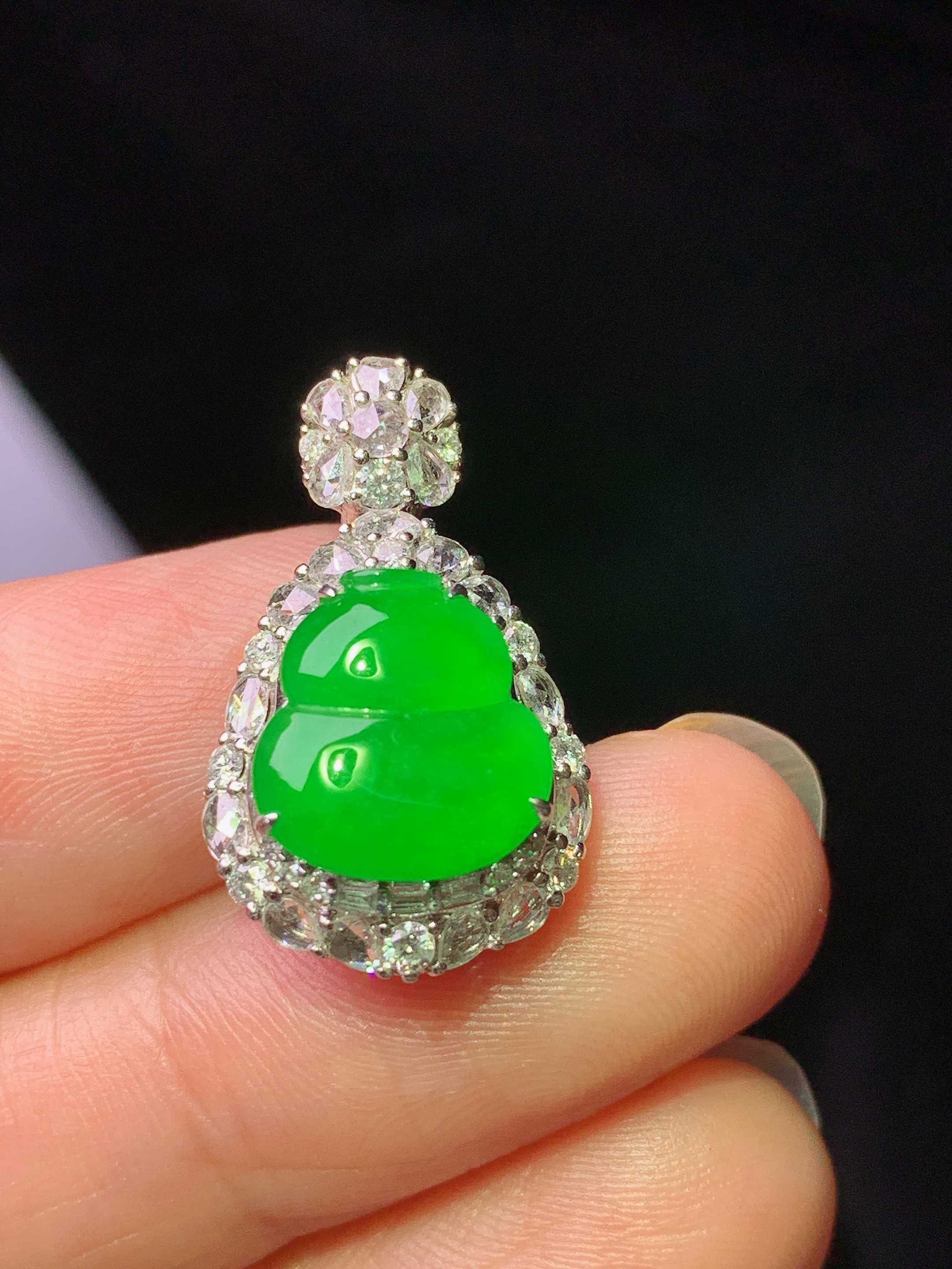 18k金钻镶嵌冰阳绿葫芦吊坠 玉质细腻 色泽艳丽清新 水润亮眼 整体尺寸22.7*13.6*9 m7