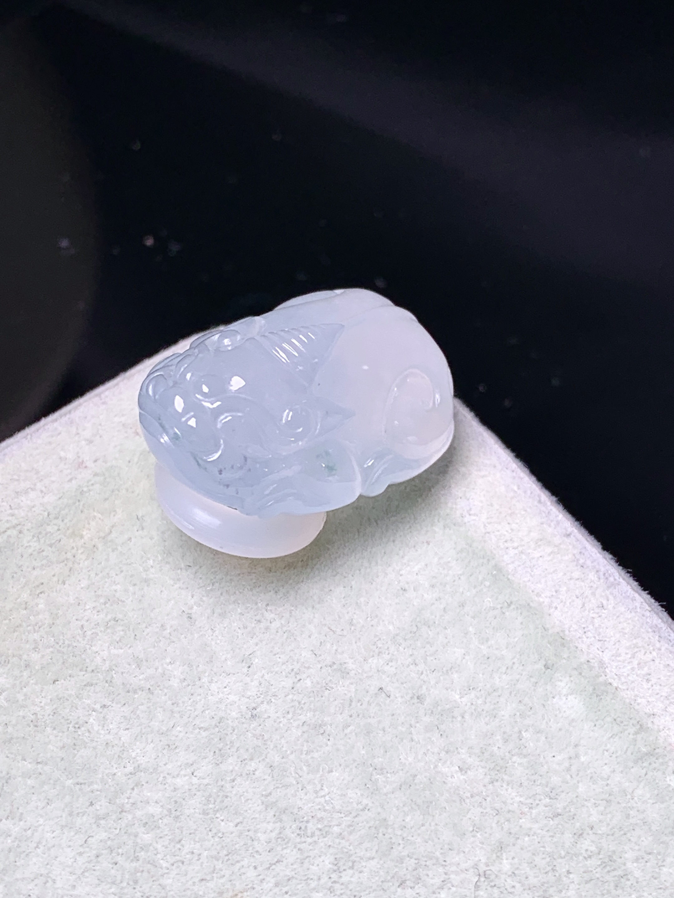 冰种貔貅吊坠 玉质细腻 色泽艳丽清新 水润亮眼 整体尺寸20.5*14.8*9 z2