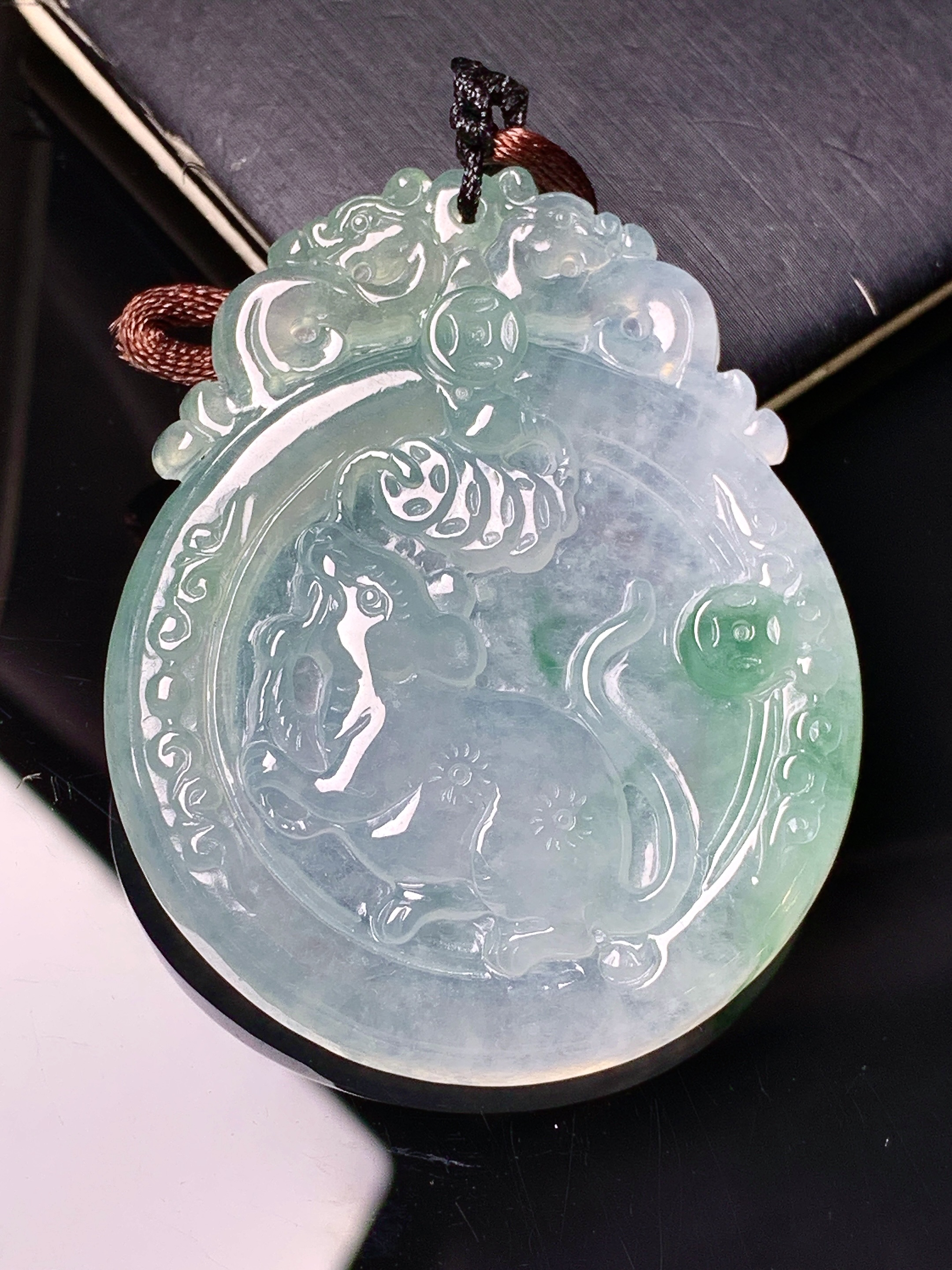飘绿生肖鼠吊坠 玉质细腻 色泽艳丽清新 水润亮眼 整体尺寸49.8*40.2*5.5 b2