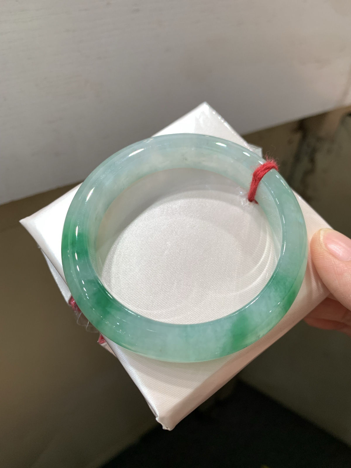 尺寸54.9/12.5/8.7，冰飘绿手镯
水润细腻 清新甜美