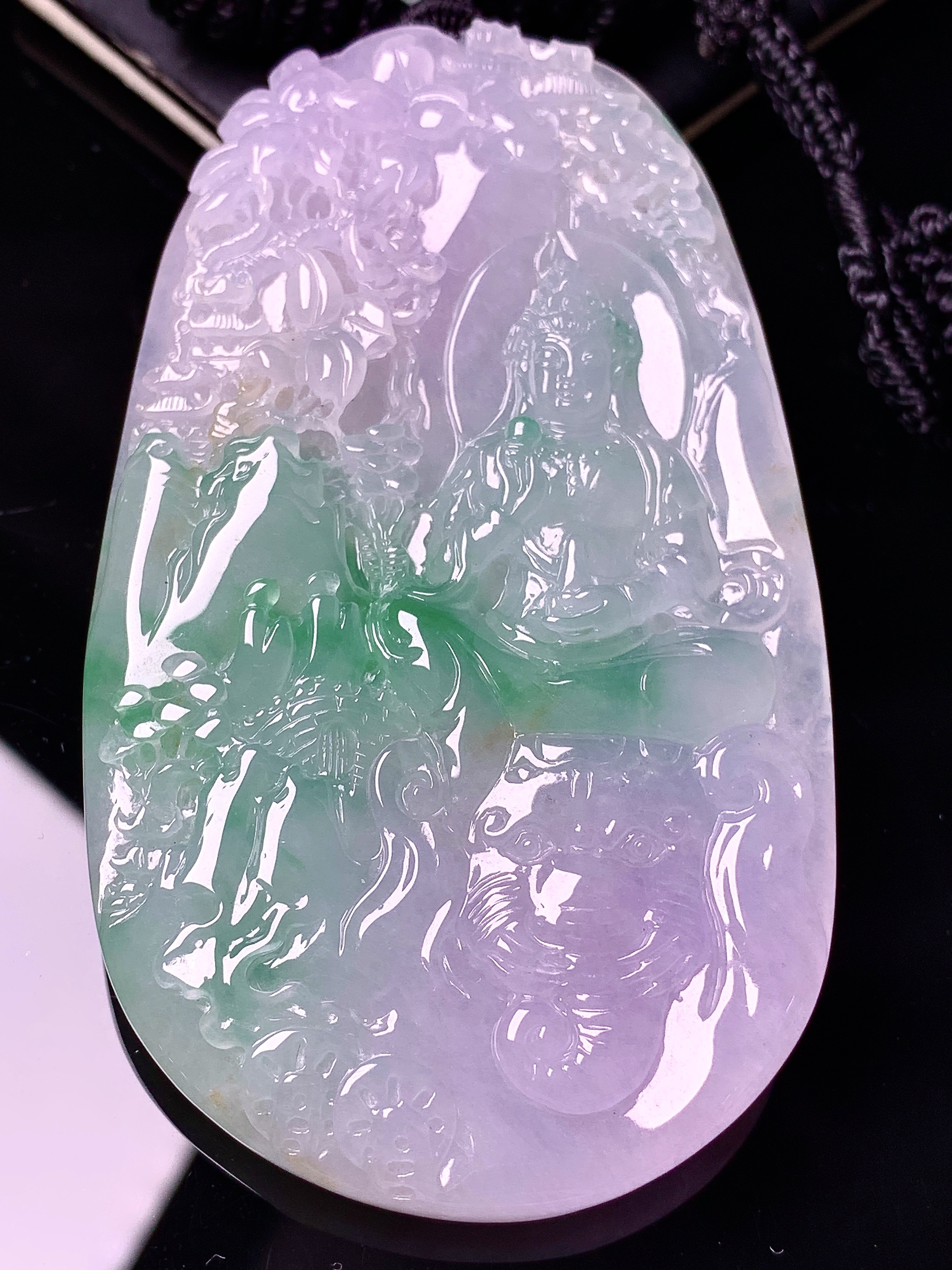 淡紫罗兰飘绿观音菩萨吊坠 玉质细腻 色泽艳丽清新 水润亮眼 整体尺寸83*47.2*8.2 w1