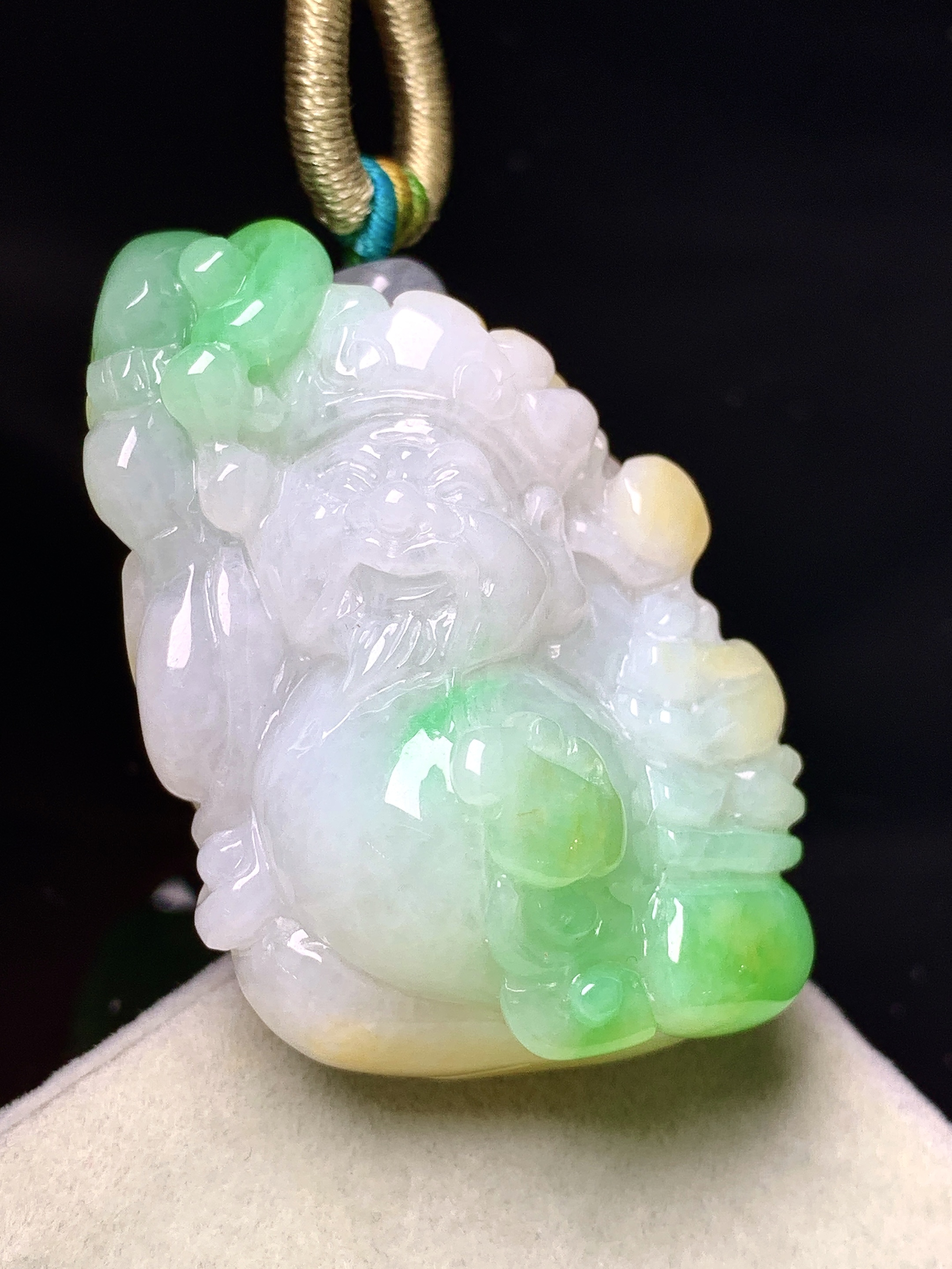 飘绿财神吊坠 玉质细腻 色泽艳丽清新 水润亮眼 整体尺寸43*26.5*17.7 w1