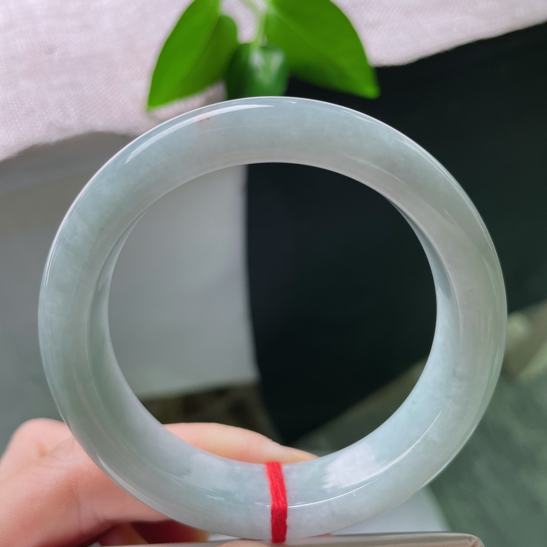 55.6/14/9.3，淡蓝底正圈，一点皮纹，玉质温润，简约大气，上手清冷秀气，自带江南烟雨般的氛围