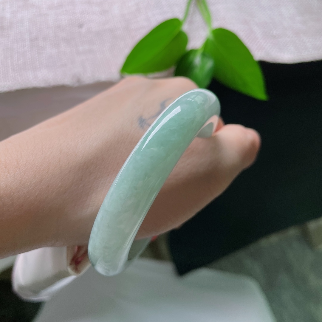 54/11.9/8.6/蓝底正圈，一点皮纹，清透冰晴底色，如静水含烟，自带清雅空灵的氛围感。ss59465a