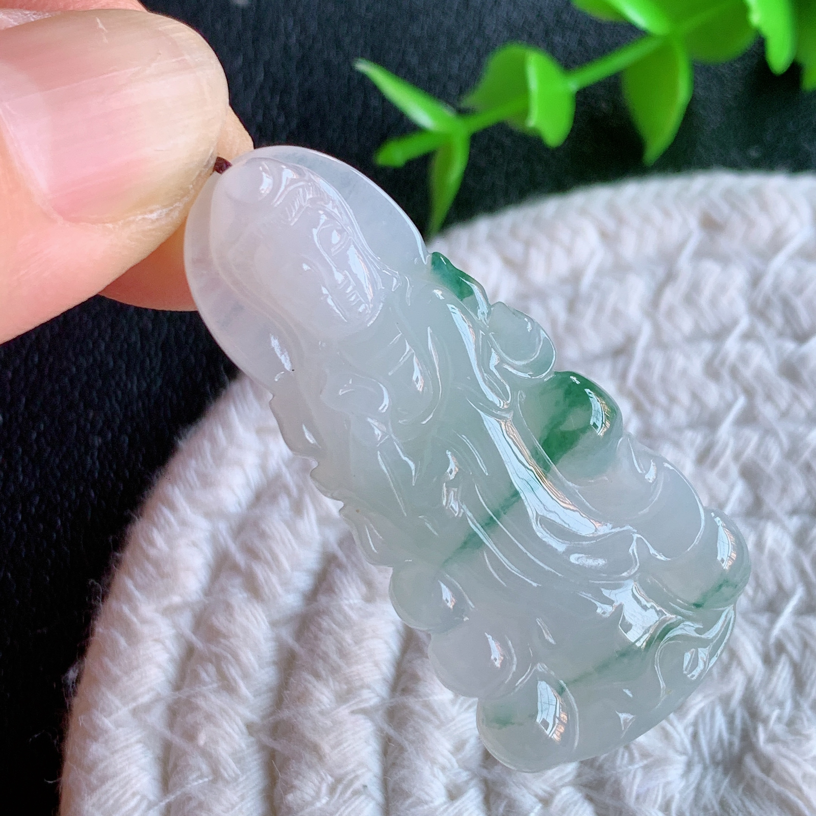 冰润精雕飘花观音吊坠，法相端庄大气，工艺精湛，种色浓郁，细腻饱满冰润，种老水足，收藏佳品，佩戴大气  W415.9 尺寸：44.5-21.8-6mm