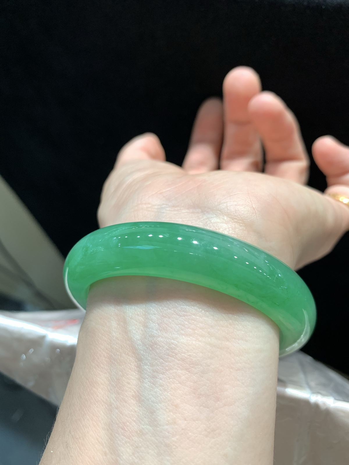 尺寸54.9/12.6/8.2，带色手镯
水润细腻 有种有色