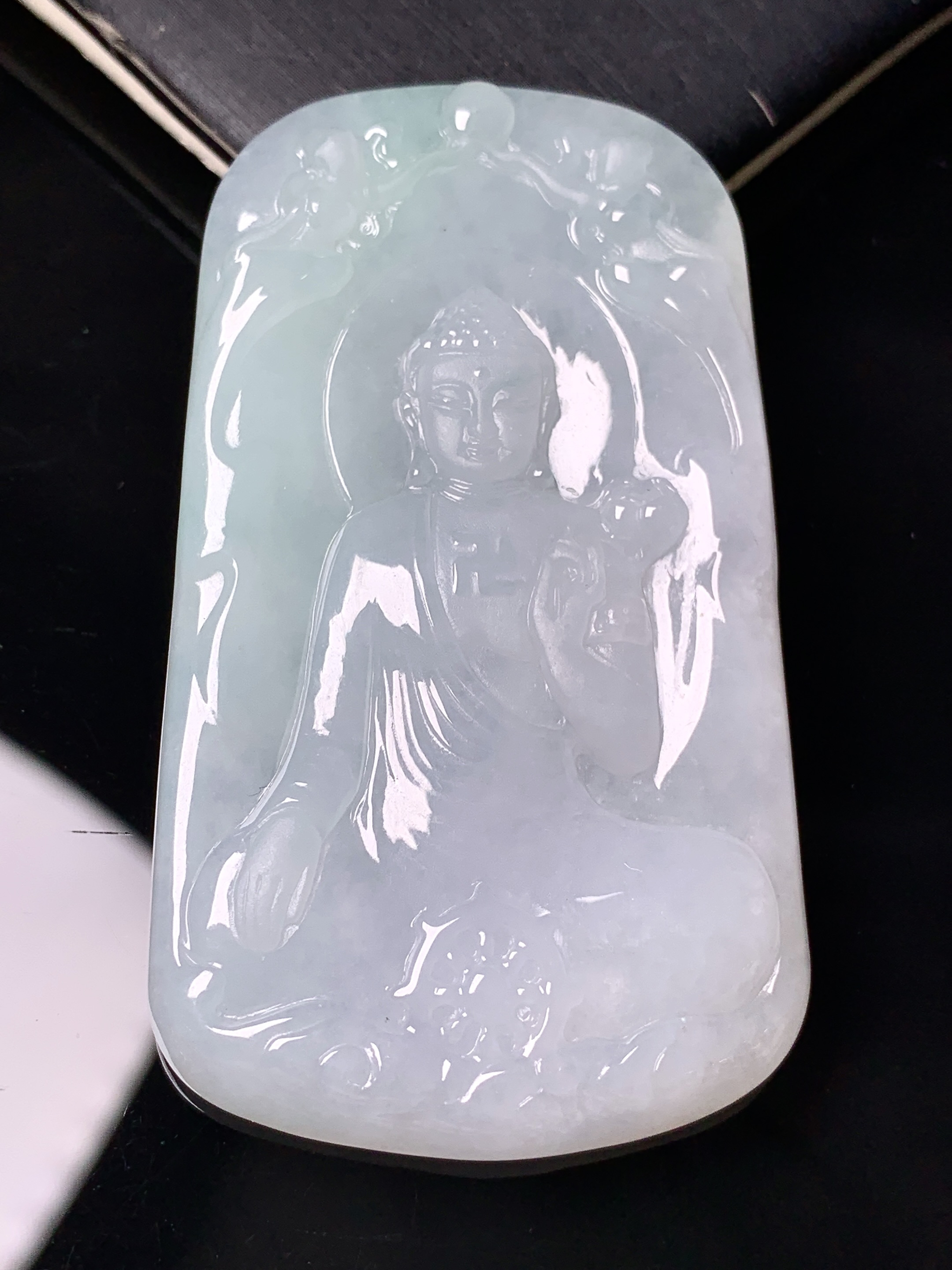 飘绿大日如来佛祖吊坠 玉质细腻 色泽艳丽清新 水润亮眼 整体尺寸59.5*34.8*5.8 d1
