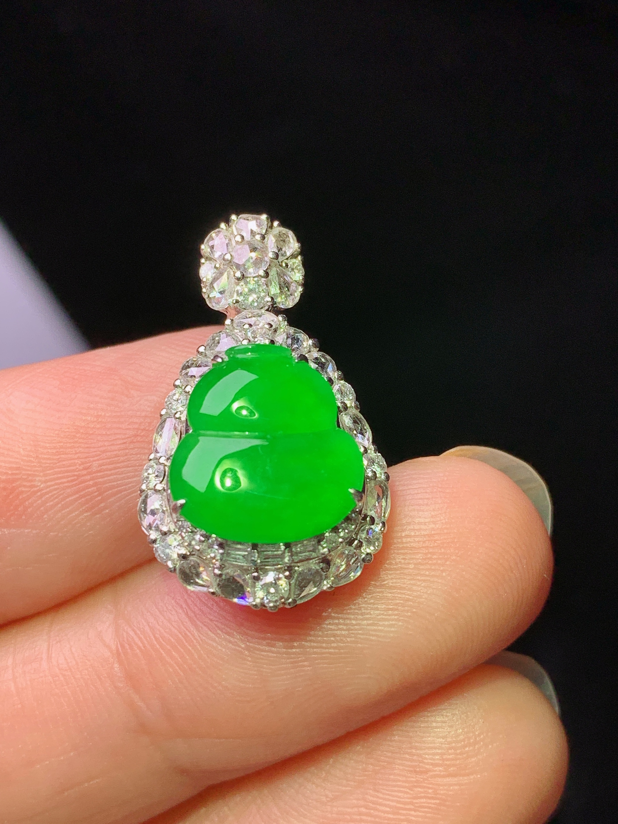 18k金钻镶嵌冰阳绿葫芦吊坠 玉质细腻 色泽艳丽清新 水润亮眼 整体尺寸22.7*13.6*9 m7