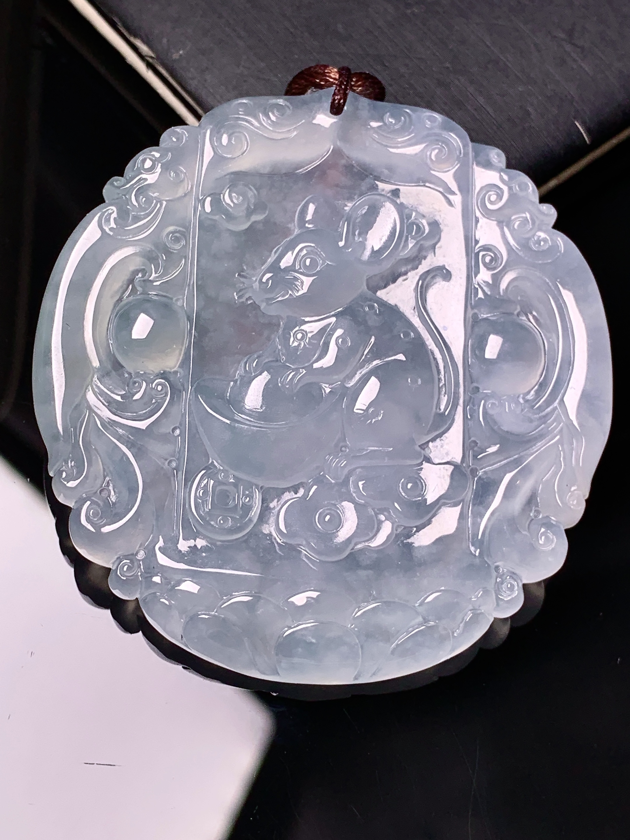 冰种生肖鼠吊坠 玉质细腻 色泽艳丽清新 水润亮眼 整体尺寸49.6*47*5.5 b2