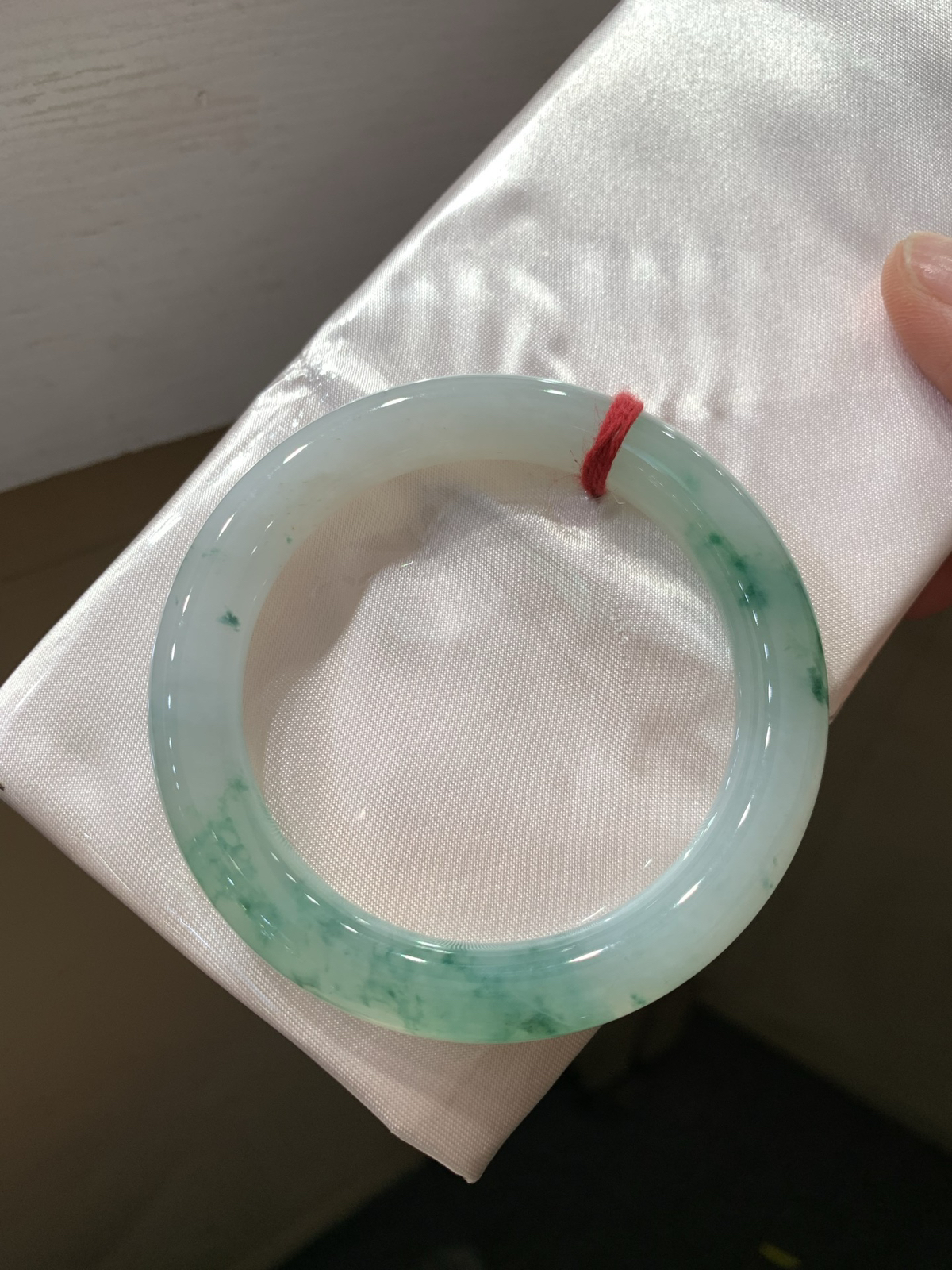 尺寸54.1/10.4，冰飘花圆条手镯
水润细腻 清新甜美