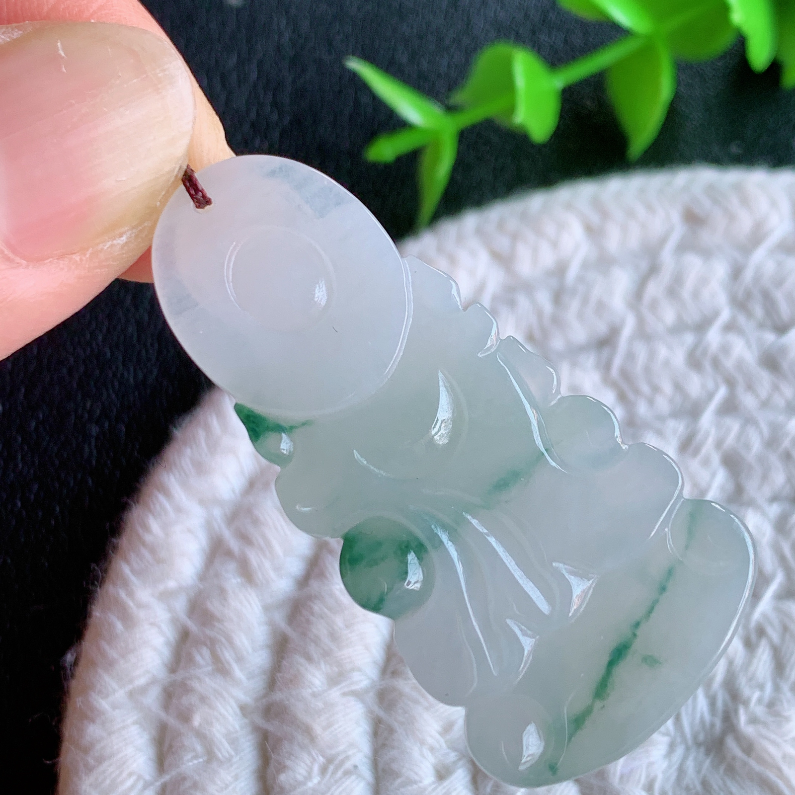 冰润精雕飘花观音吊坠，法相端庄大气，工艺精湛，种色浓郁，细腻饱满冰润，种老水足，收藏佳品，佩戴大气  W415.9 尺寸：44.5-21.8-6mm