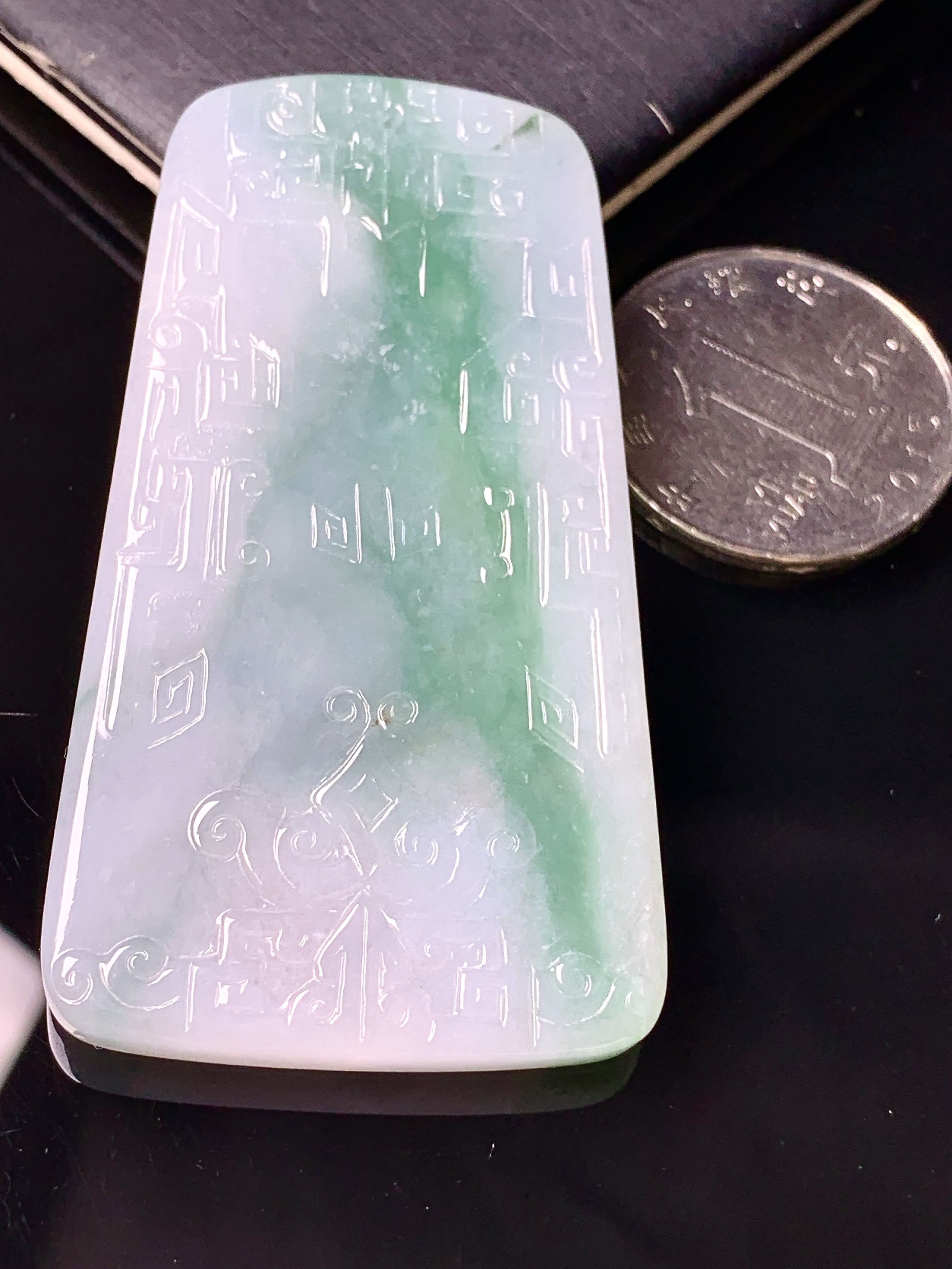 飘绿无事牌吊坠 玉质细腻 色泽艳丽清新 水润亮眼 整体尺寸60.7*34.2*5.8 d1