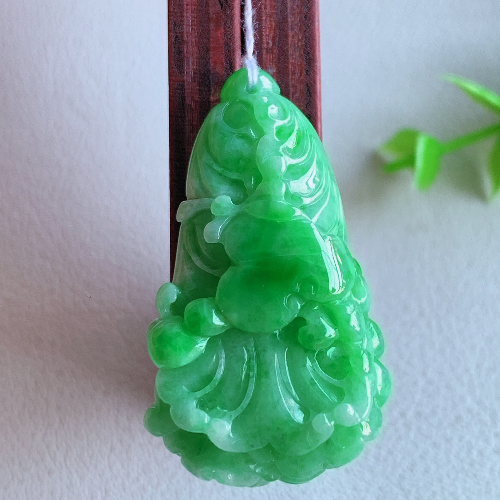 冰润满绿白菜吊坠  玉质细腻，巧雕白菜，叶脉纹理细密，饱和紧密;茎叶粗壮有力，白菜”音通“百财”，“玉”通“遇”，合起来就是“遇百财”之意，寄予事业生活中财源广进，一帆风顺 W415.9 尺寸：36.6-21-10.8mm