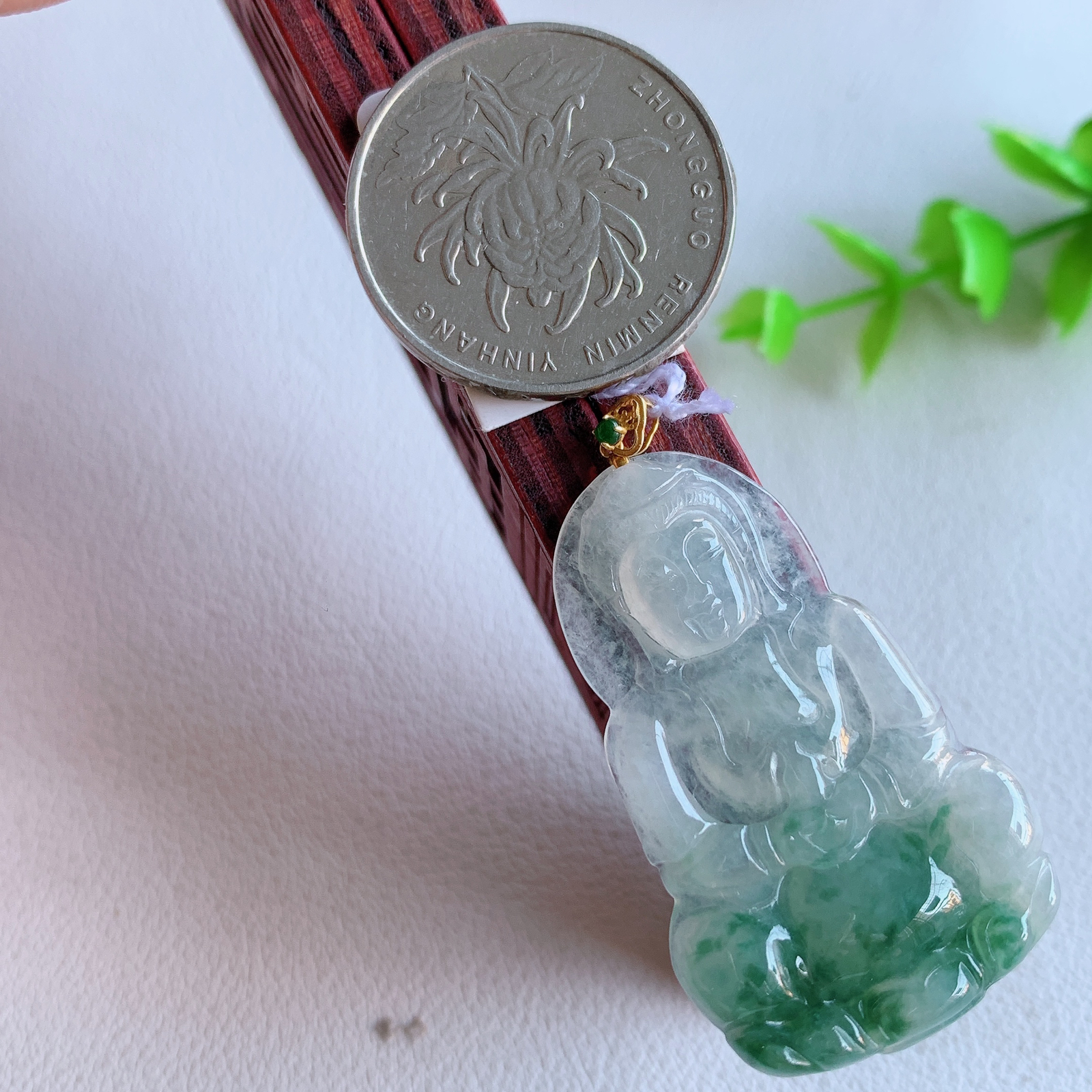 18k金扣冰润精雕飘花观音吊坠，法相端庄大气，工艺精湛，种色浓郁，细腻饱满冰润，种老水足，收藏佳品，佩戴大气  W415.9  整体尺寸：43.5-24-3.6mm  裸石尺寸：38.5-24-3.6mm