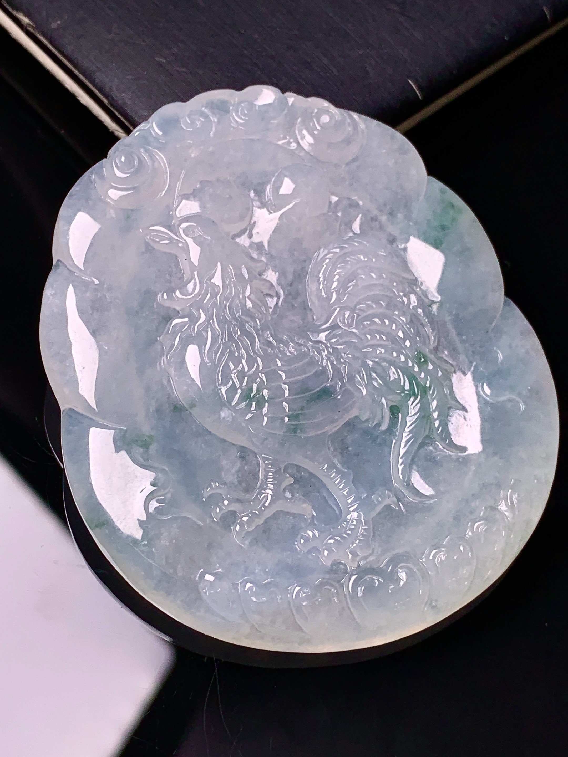 飘绿生肖鸡吊坠 玉质细腻 色泽艳丽清新 水润亮眼 整体尺寸55*46.8*5.8 b2