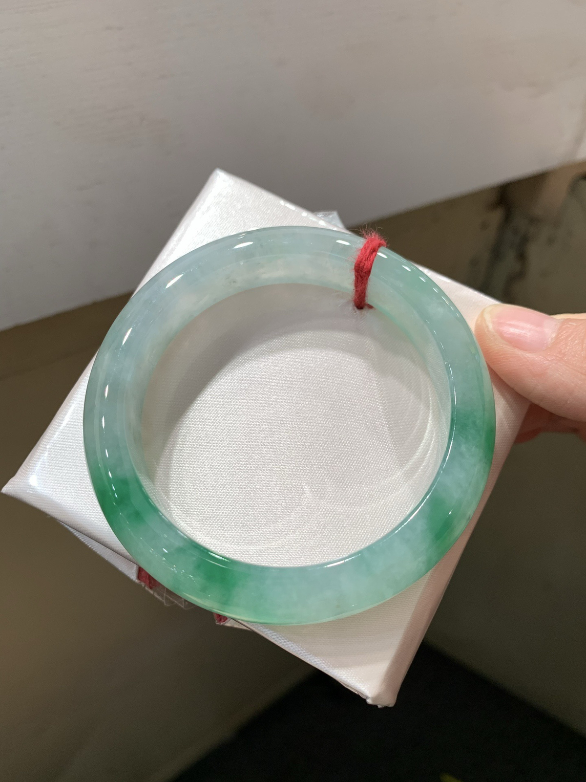 尺寸54.9/12.5/8.7，冰飘绿手镯
水润细腻 清新甜美