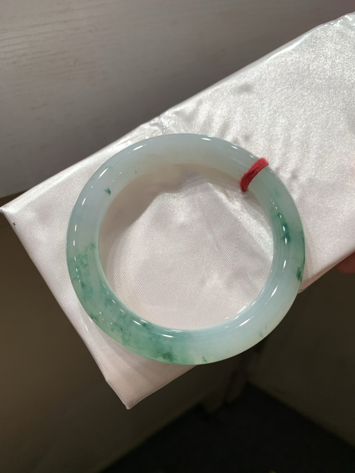 尺寸54.1/10.4，冰飘花圆条手镯
水润细腻 清新甜美